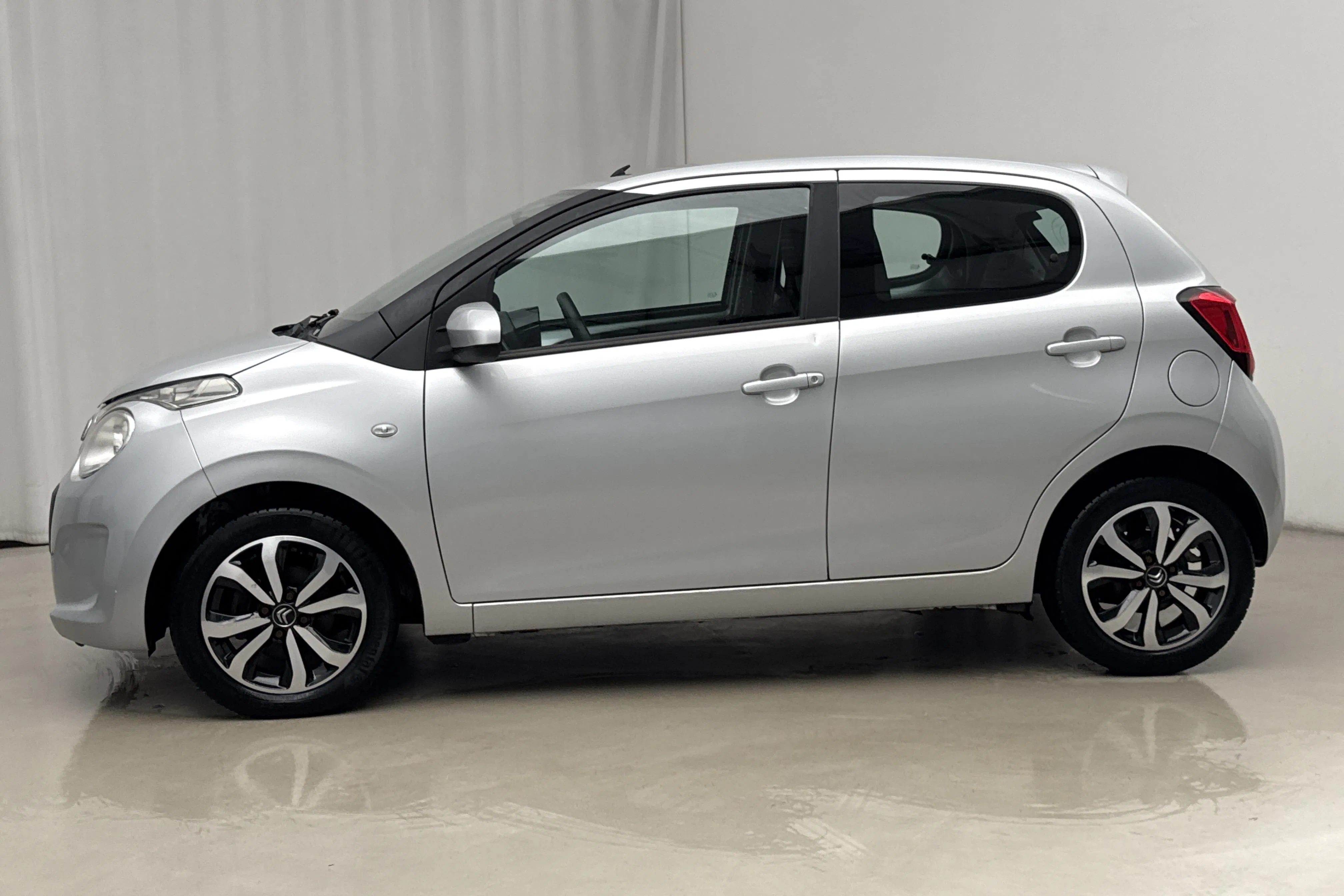 Presentation photo 2 of 15: Citroën C1 1.2 PureTech 5dr (82hk) - 44 500 km - Manual - silver - 2015