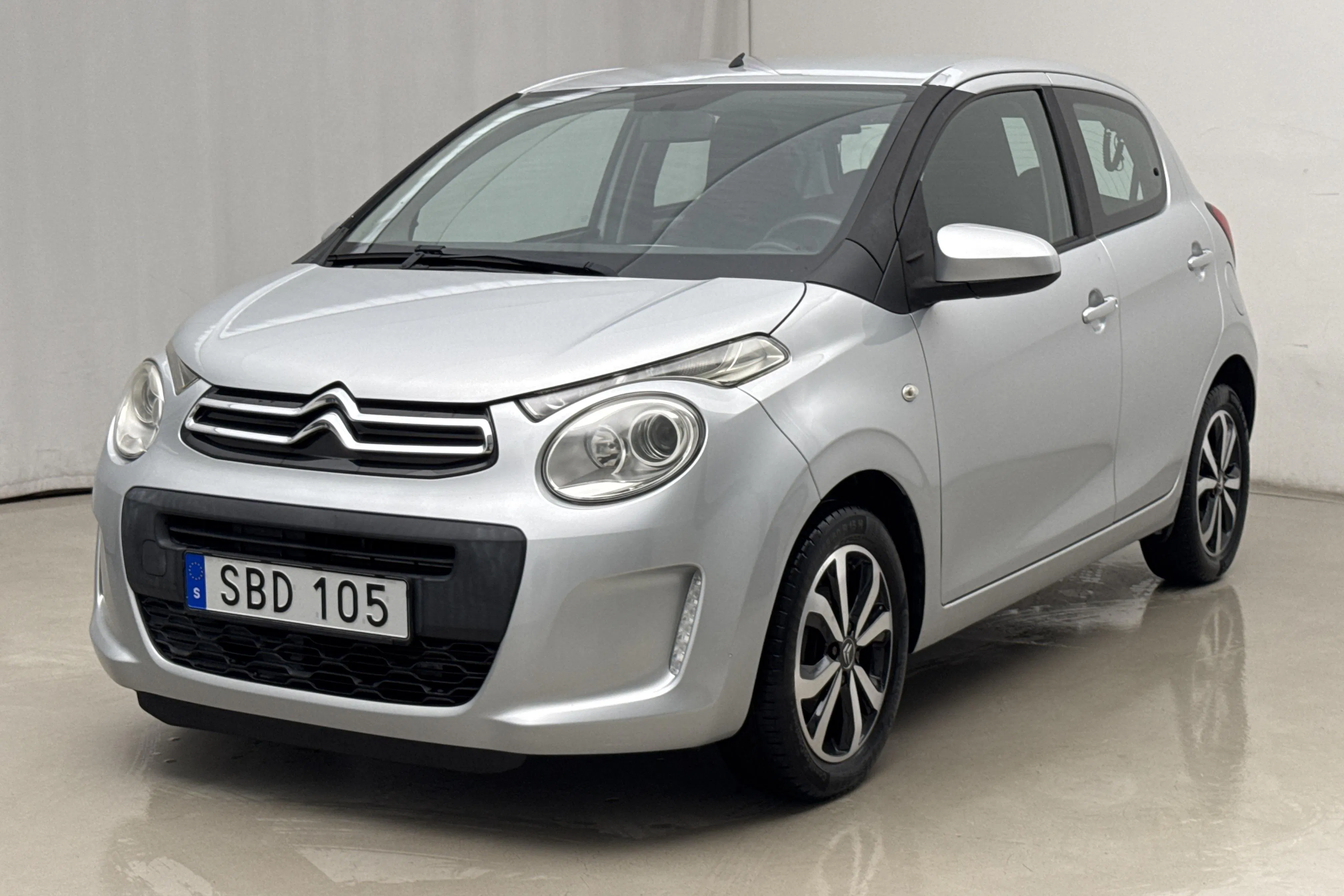 Presentation photo 1 of 15: Citroën C1 1.2 PureTech 5dr (82hk) - 44 500 km - Manual - silver - 2015