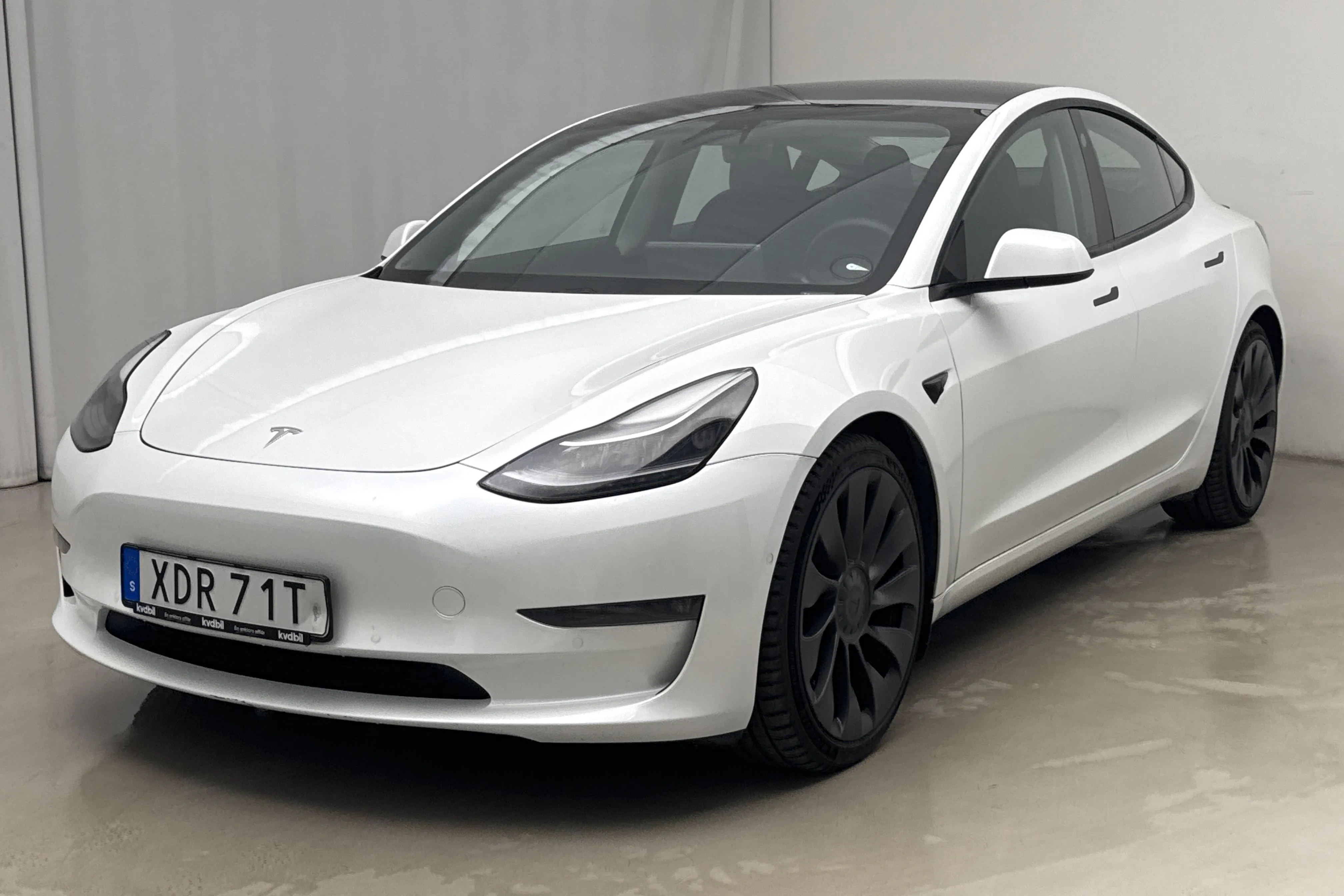 Presentationsfoto 1 av 25: Tesla Model 3 Performance AWD - 7 654 mil - Automat - vit - 2021