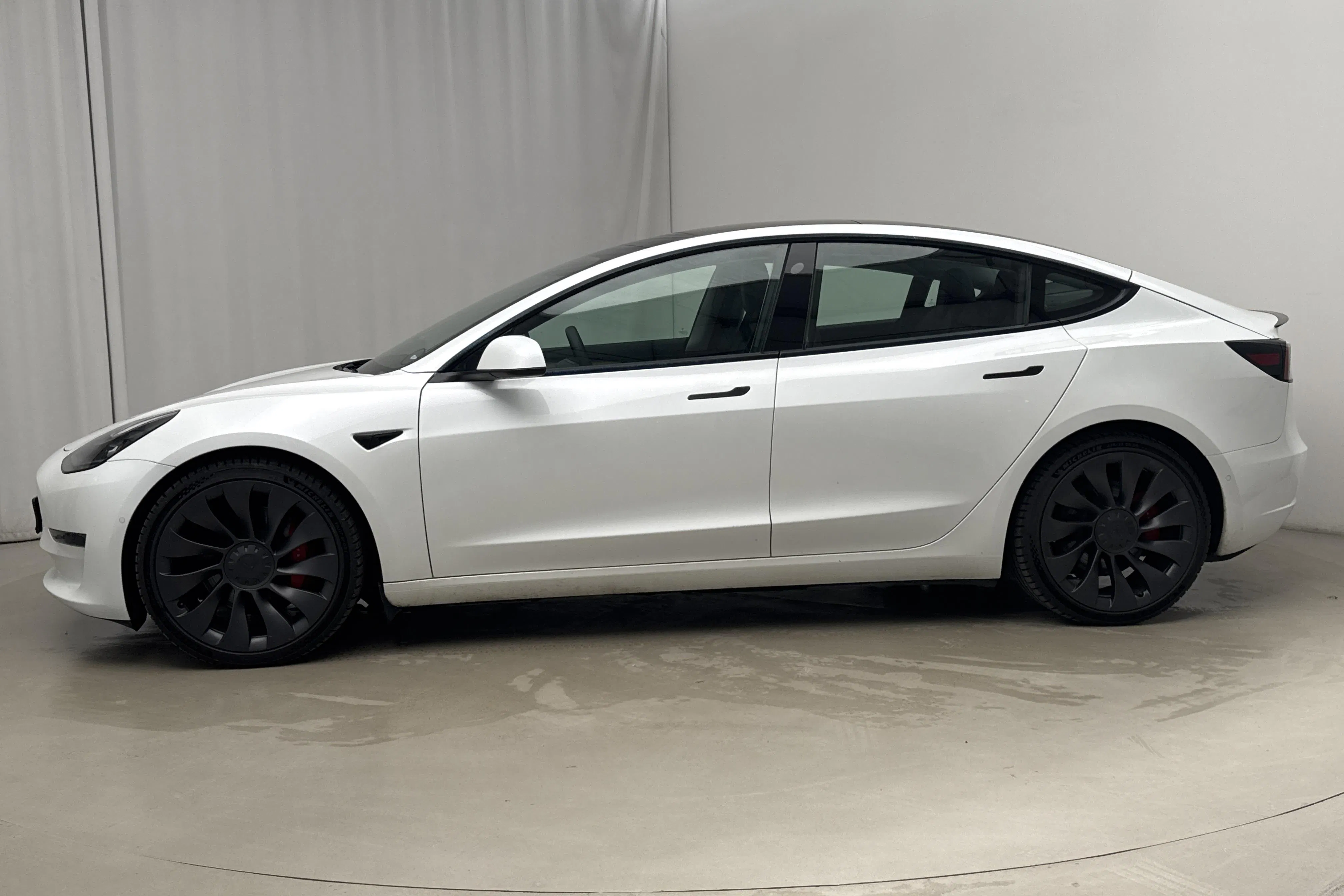 Presentationsfoto 2 av 25: Tesla Model 3 Performance AWD - 7 654 mil - Automat - vit - 2021