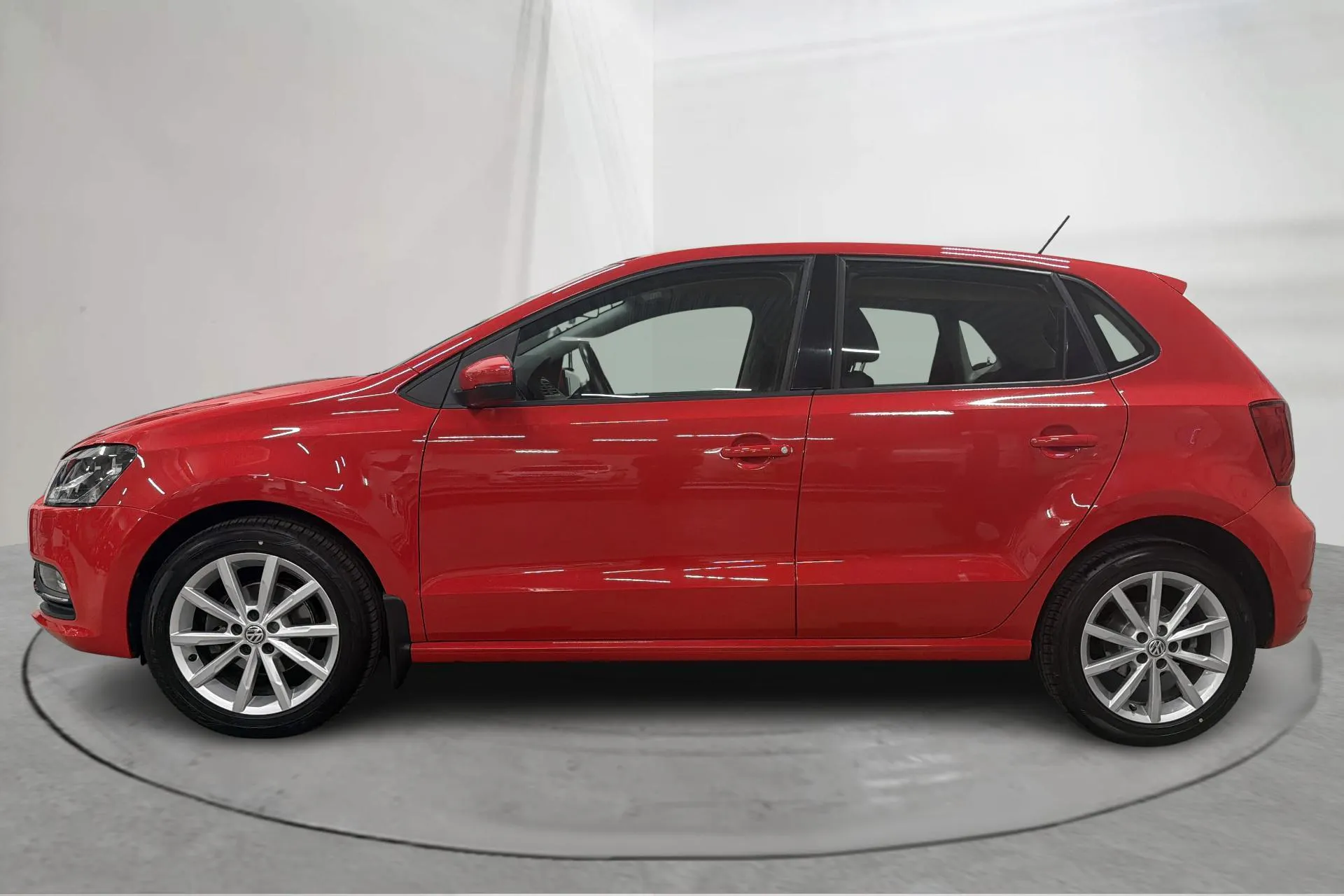 Presentationsfoto 2 av 13: VW Polo 1.2 TSI 5dr (90hk) - 3 874 mil - Automat - röd - 2016