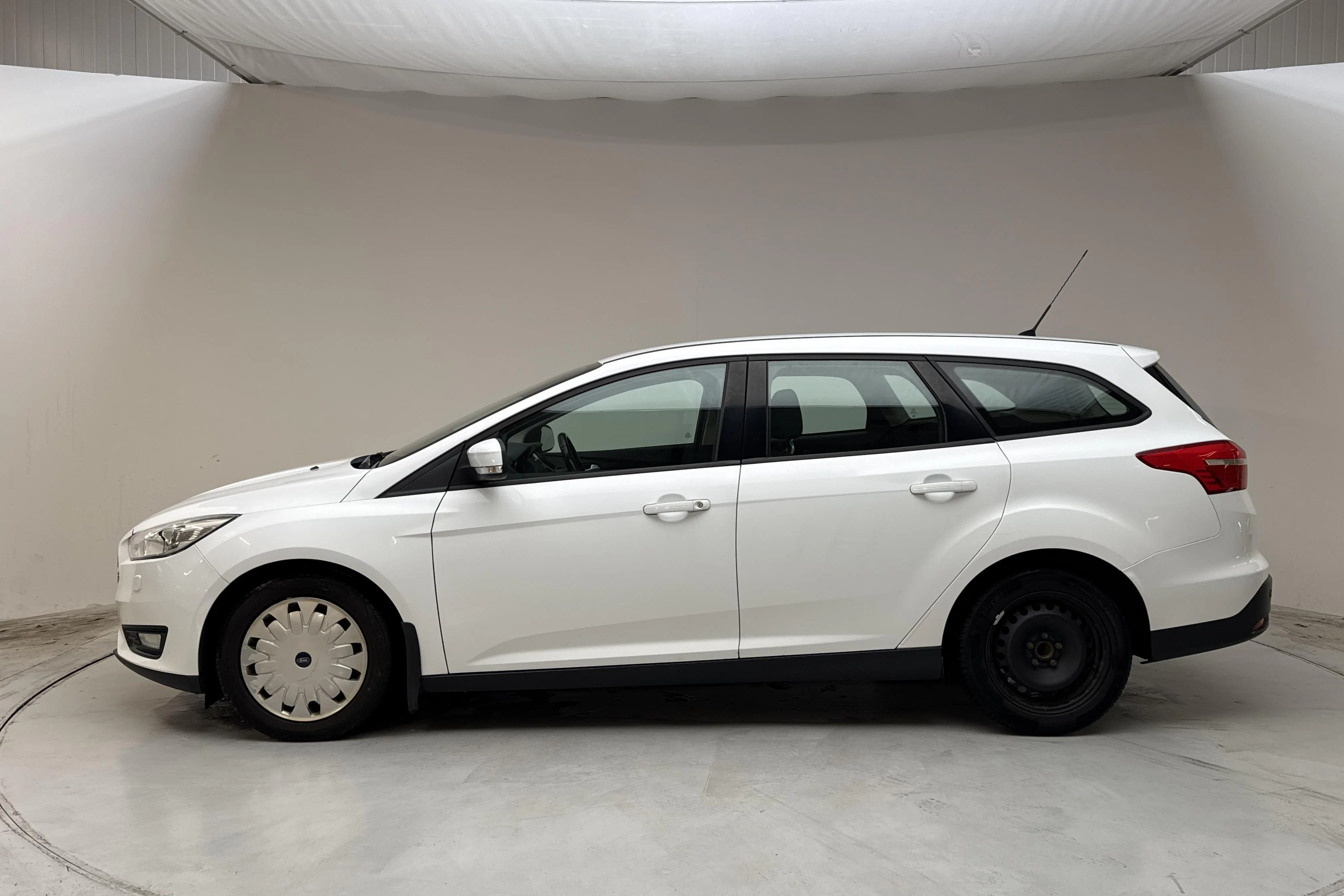Presentationsfoto 2 av 12: Ford Focus 1.5 TDCi ECOnetic Kombi (105hk) - 12 223 mil - Manuell - vit - 2015