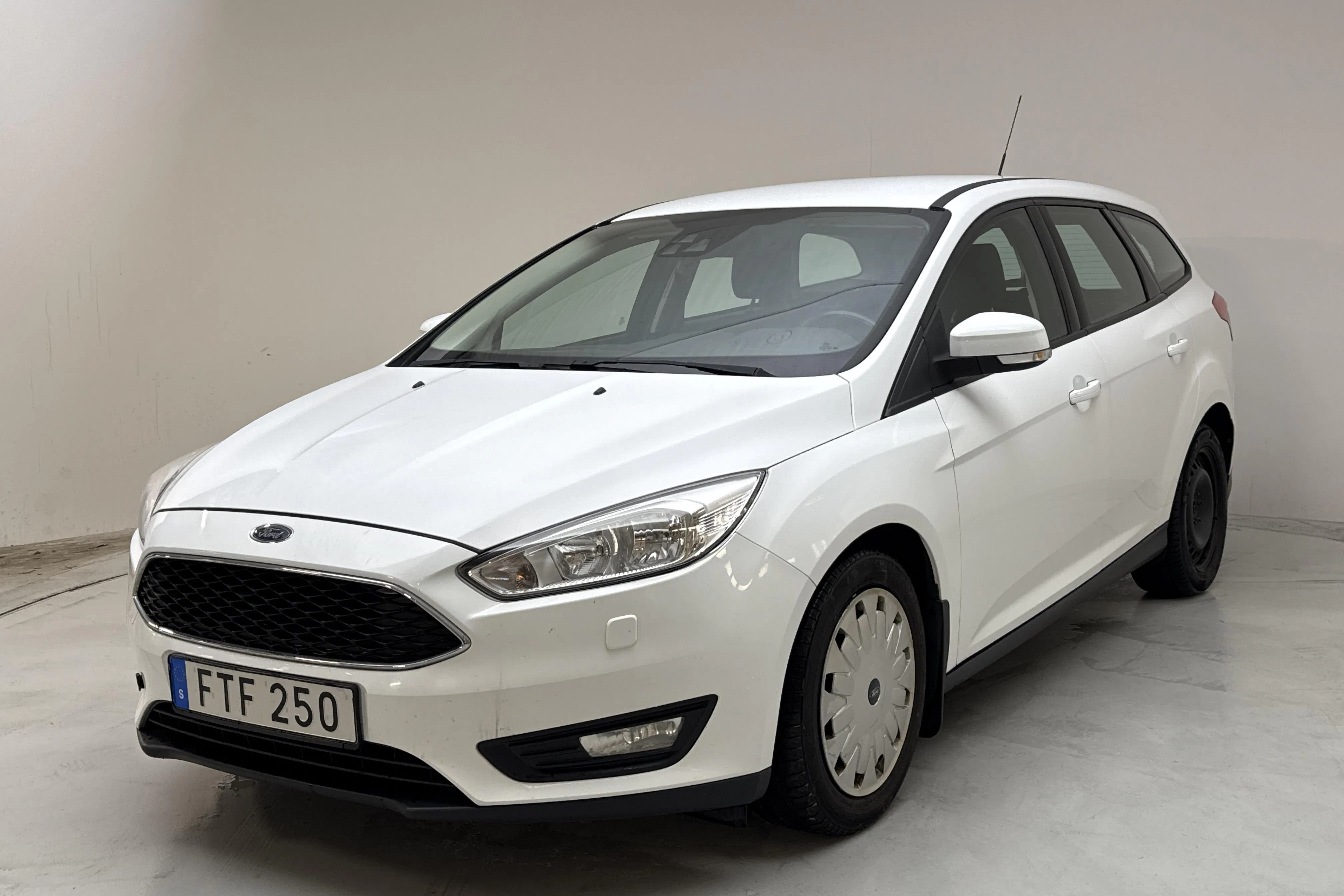 Presentationsfoto 1 av 12: Ford Focus 1.5 TDCi ECOnetic Kombi (105hk) - 12 223 mil - Manuell - vit - 2015