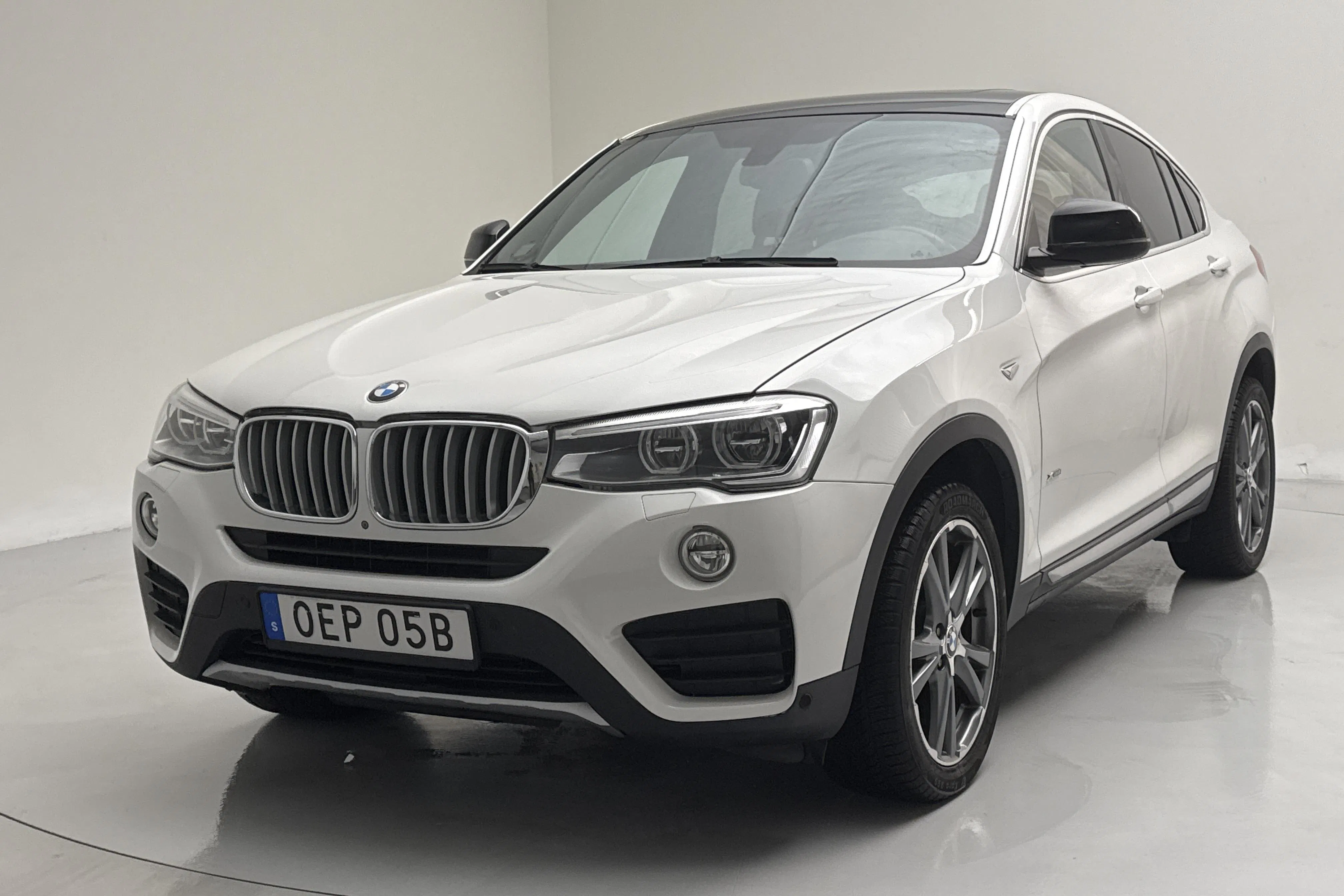 Presentationsfoto 1 av 14: BMW X4 xDrive28i, F26 (245hk) - 13 955 mil - Automat - vit - 2015