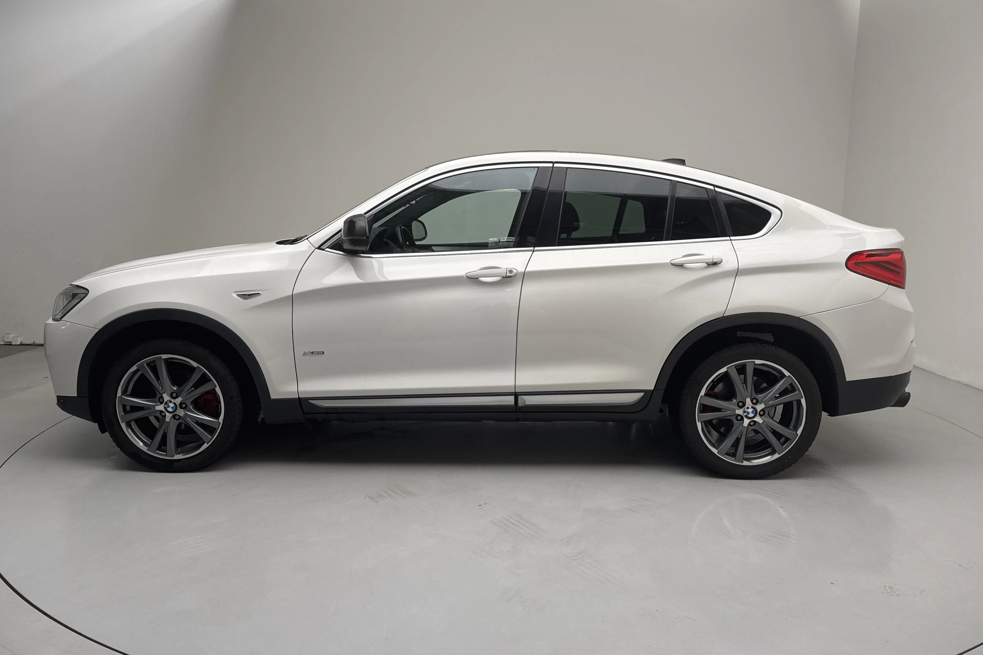 Presentationsfoto 2 av 14: BMW X4 xDrive28i, F26 (245hk) - 13 955 mil - Automat - vit - 2015