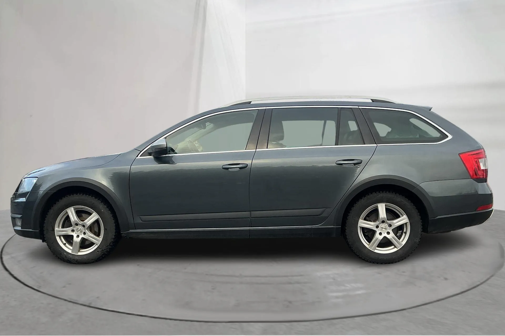 Presentationsfoto 2 av 15: Skoda Octavia Scout II 2.0 TDI 4X4 (150hk) - 23 423 mil - Manuell - grå - 2016