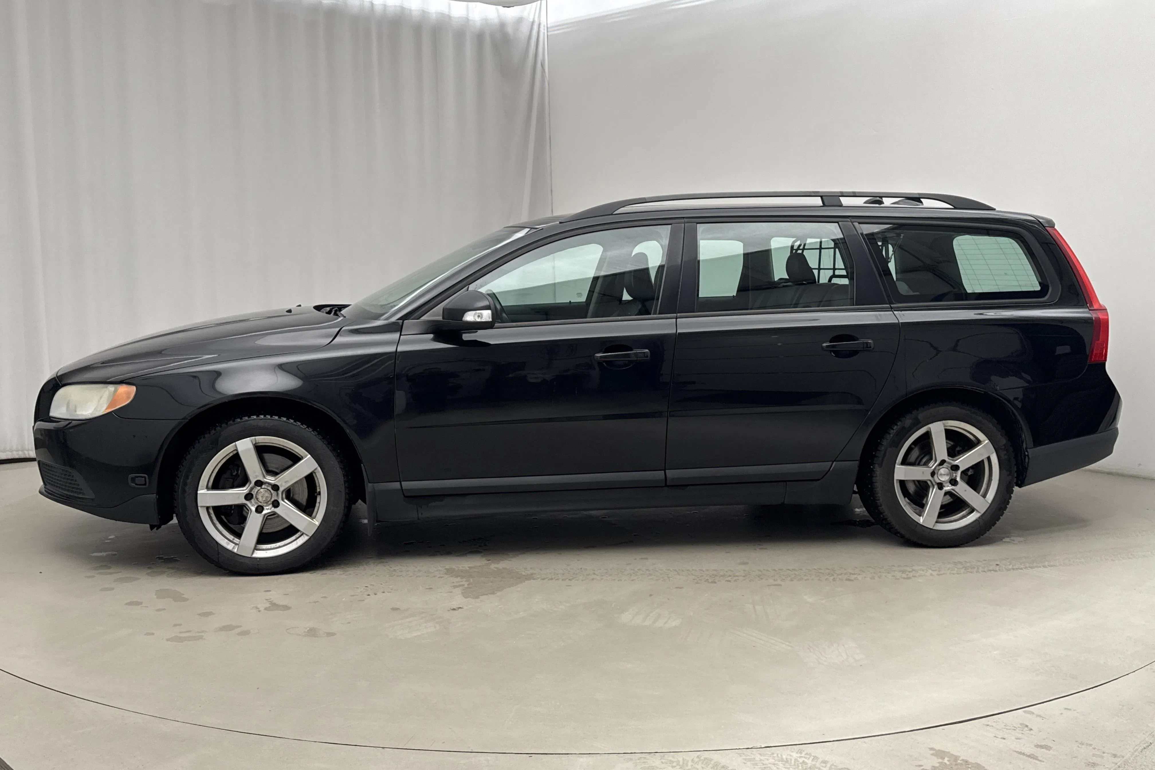 Presentationsfoto 2 av 14: Volvo V70 II D5 (185hk) - 29 475 mil - Automat - svart - 2008