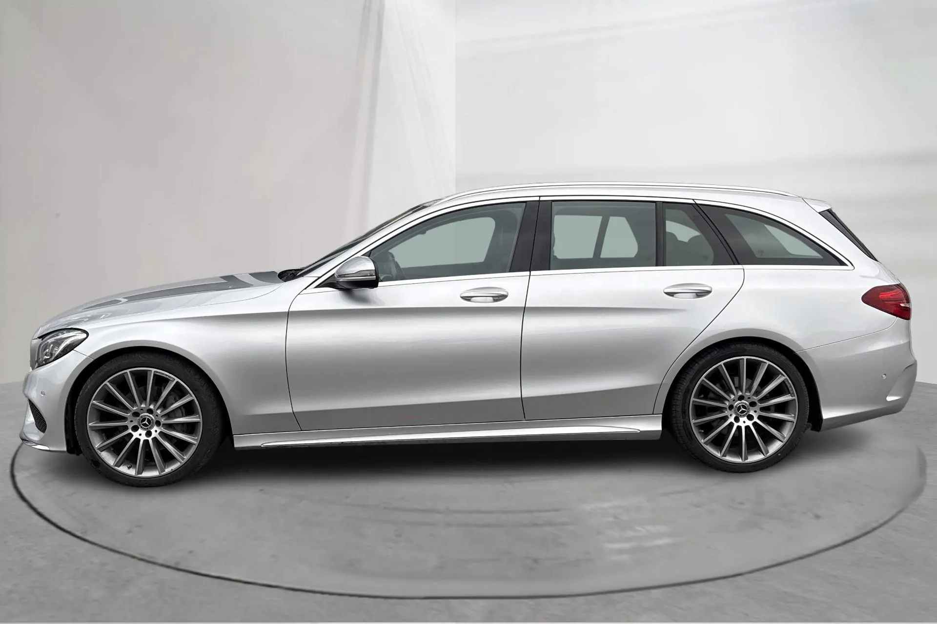 Presentationsfoto 2 av 17: Mercedes C 220 d Kombi S205 (170hk) - 8 777 mil - Automat - silver - 2017