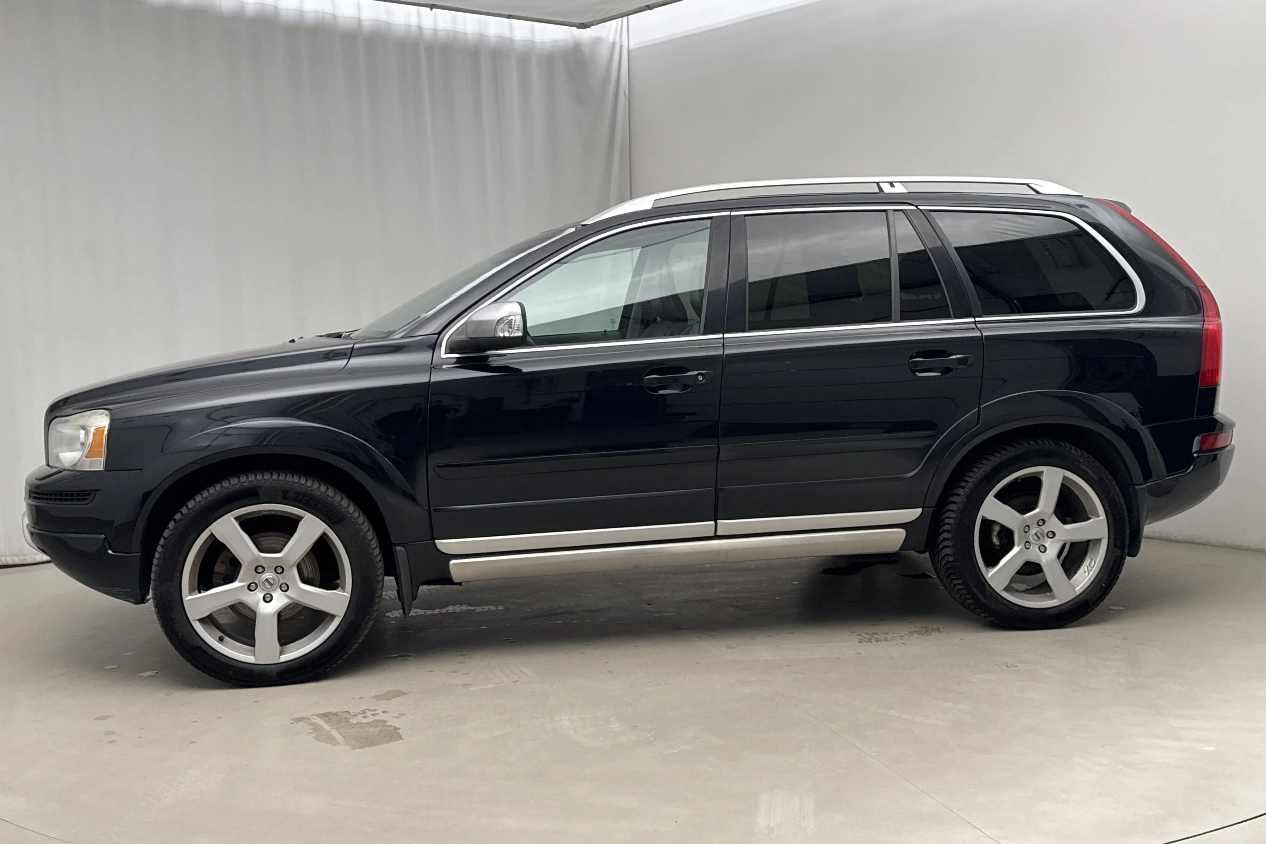 Presentationsfoto 2 av 22: Volvo XC90 D5 AWD (200hk) - 23 837 mil - Automat - svart - 2014
