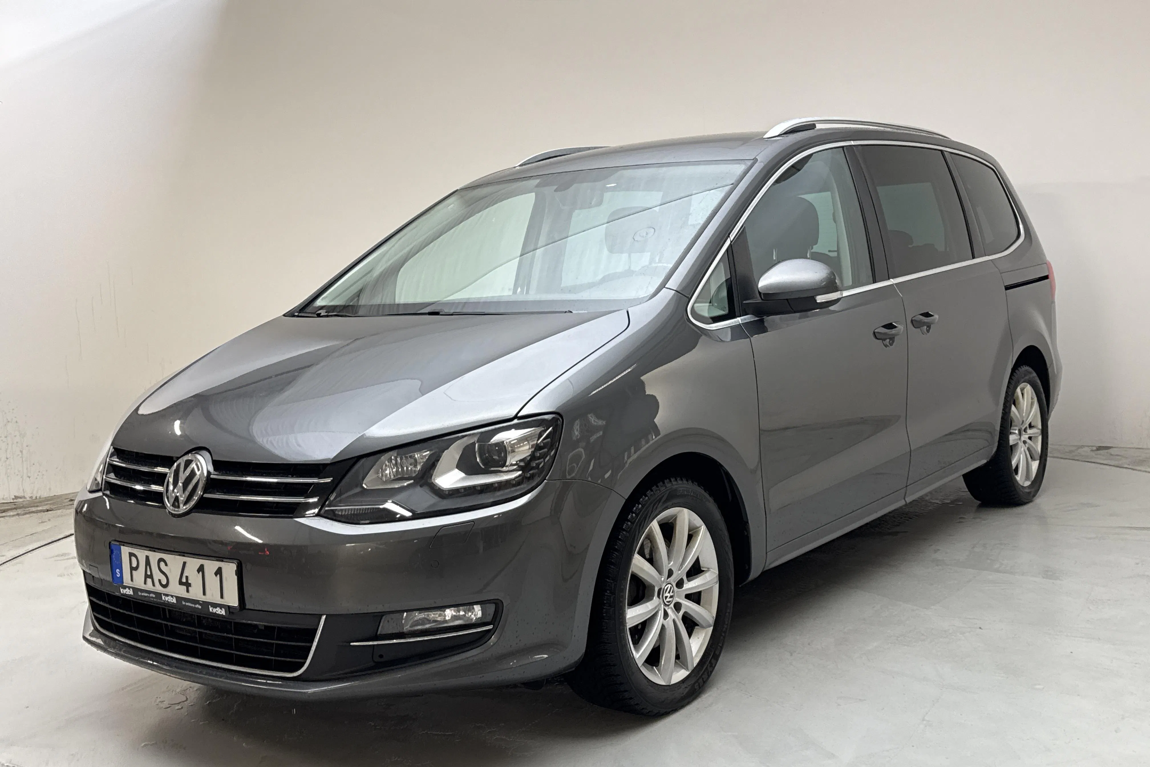 Presentationsfoto 1 av 17: VW Sharan 2.0 TDI 4Motion (184hk) - 14 035 mil - Automat - Mörkgrå - 2017