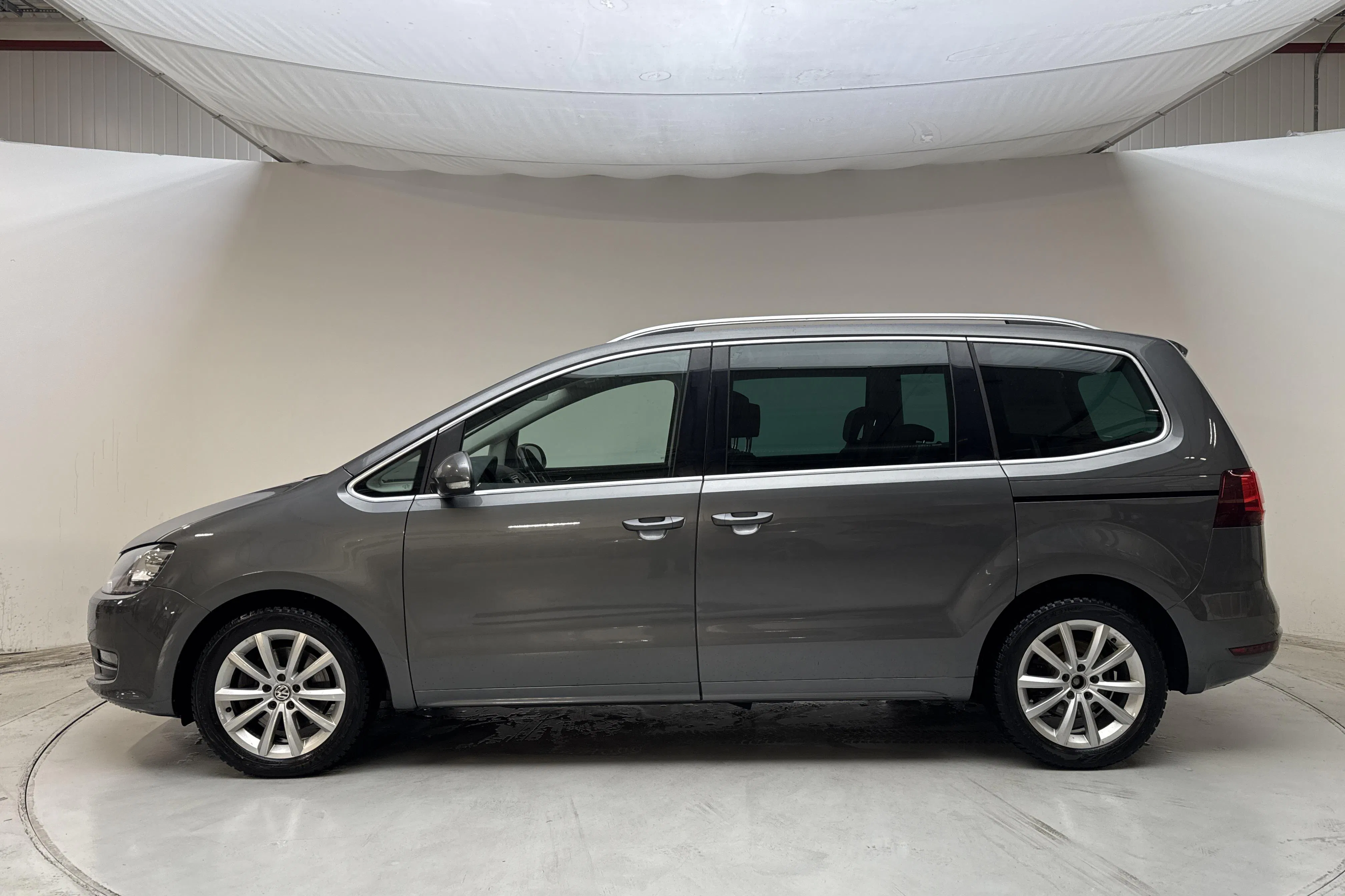 Presentationsfoto 2 av 17: VW Sharan 2.0 TDI 4Motion (184hk) - 14 035 mil - Automat - Mörkgrå - 2017