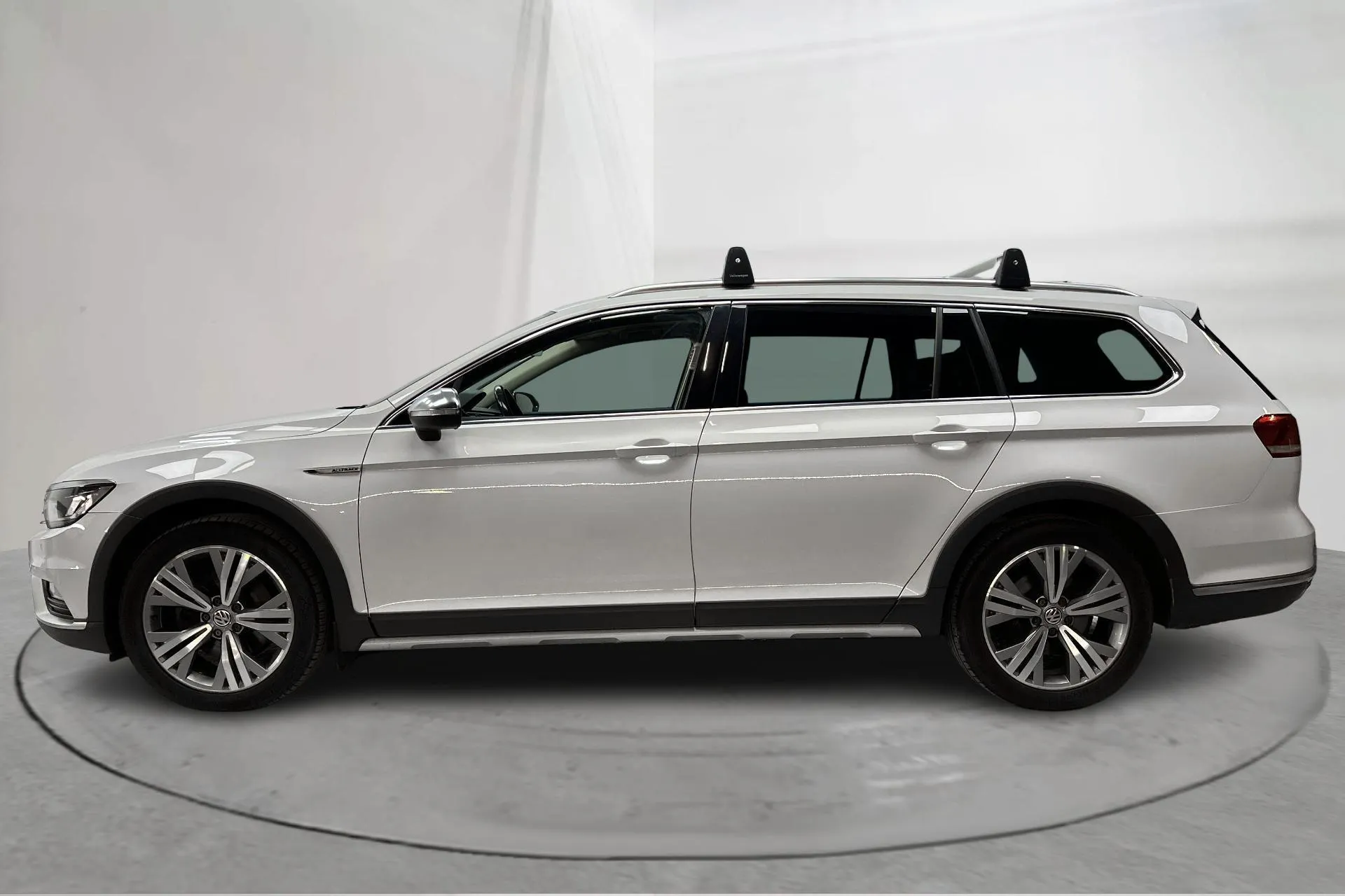 Presentationsfoto 2 av 16: VW Passat Alltrack 2.0 TDI 4MOTION (190hk) - 17 894 mil - Automat - vit - 2018