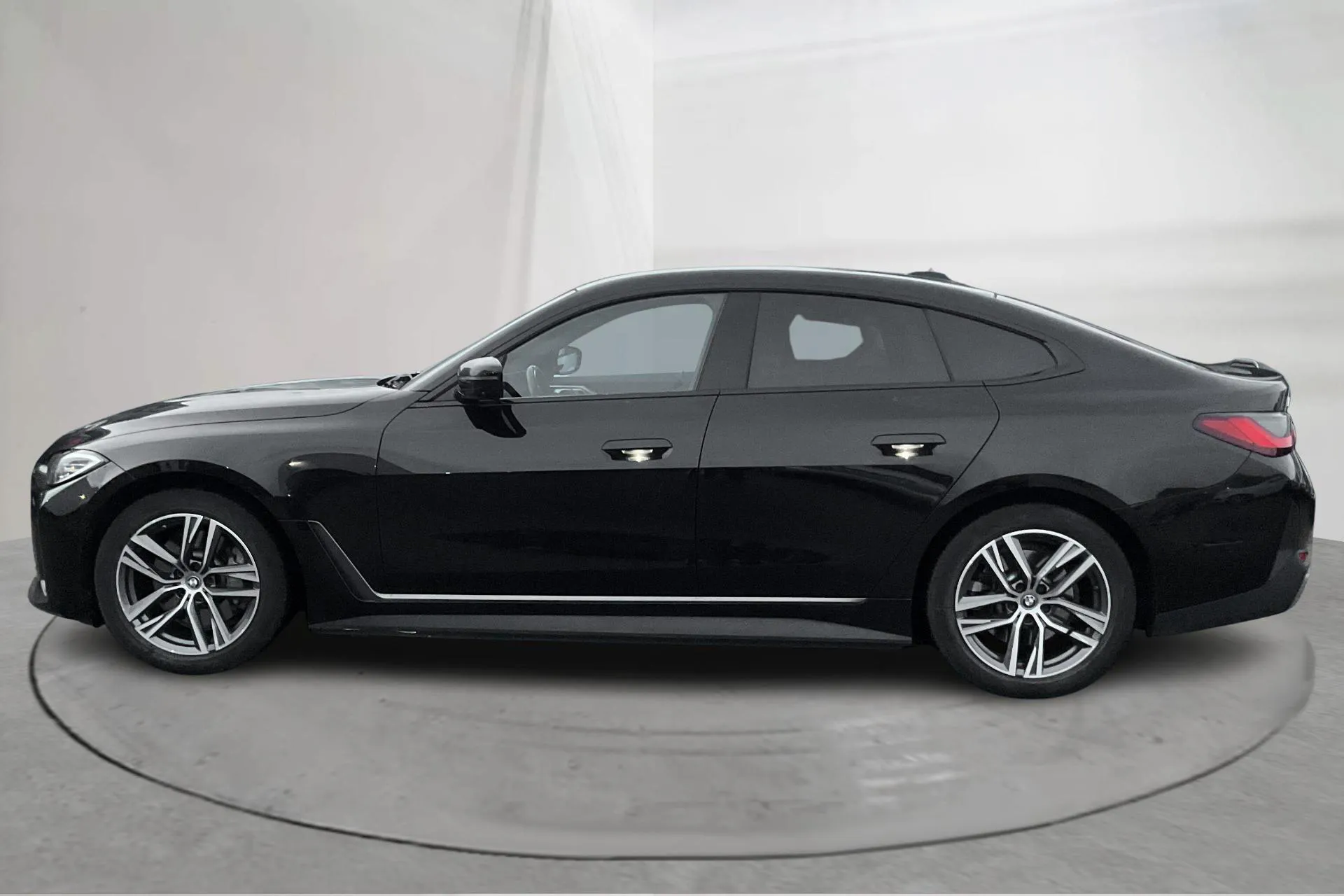 Presentationsfoto 2 av 18: BMW i4 eDrive40, G26 (340hk) - 12 401 mil - Automat - svart - 2024