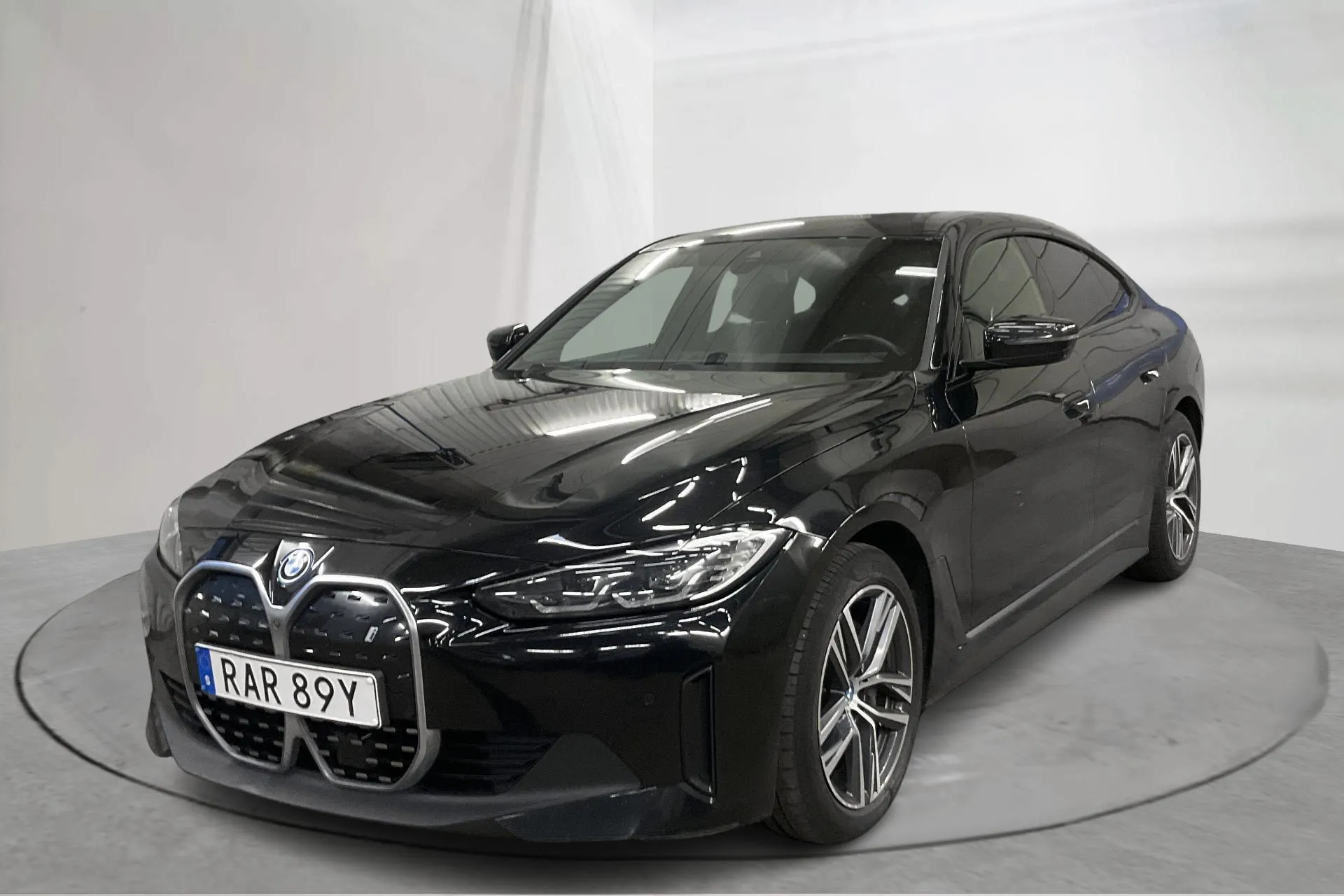 Presentationsfoto 1 av 18: BMW i4 eDrive40, G26 (340hk) - 12 401 mil - Automat - svart - 2024