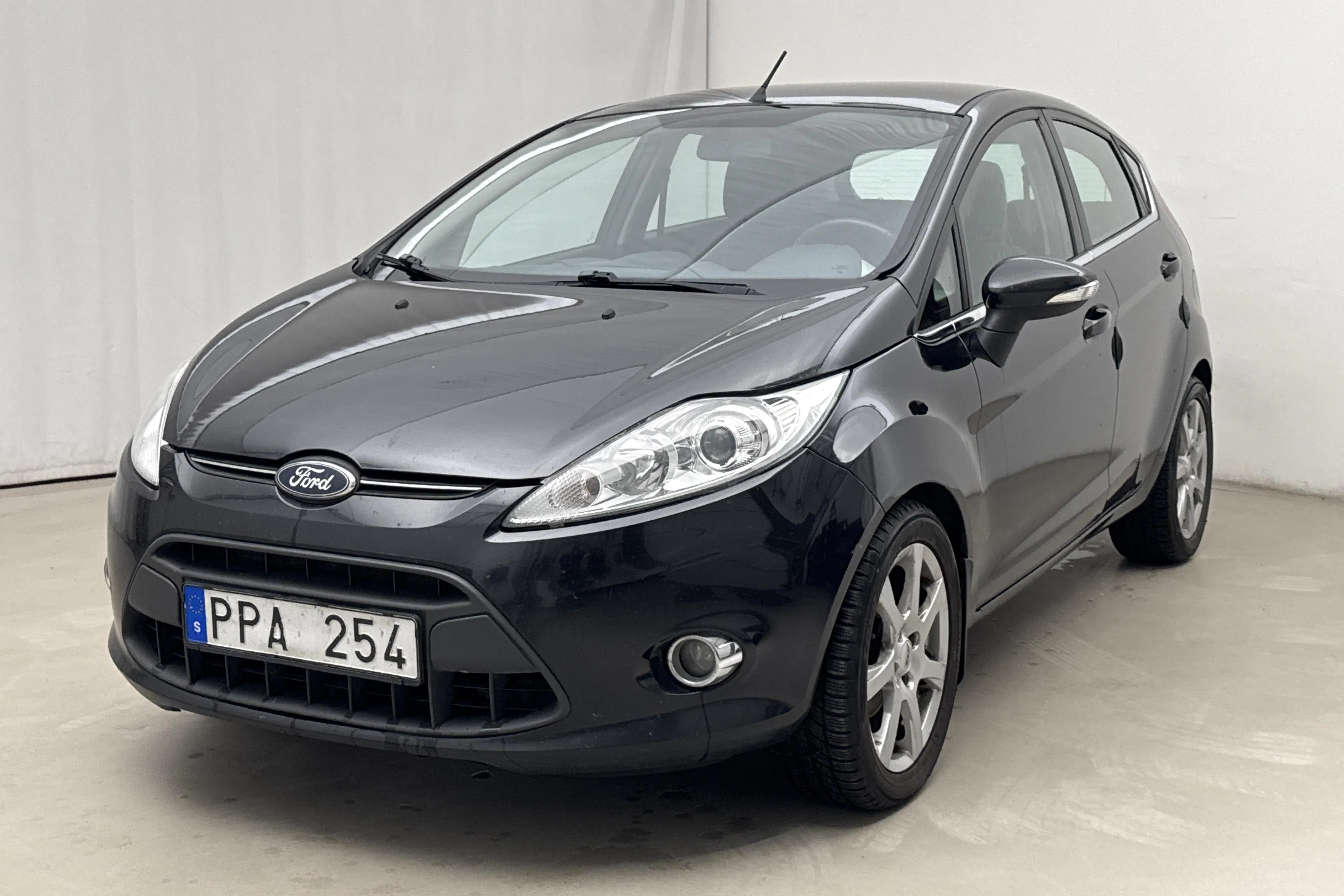 Presentationsfoto 1 av 14: Ford Fiesta 1.25 5dr (82hk) - 17 189 mil - Manuell - svart - 2012