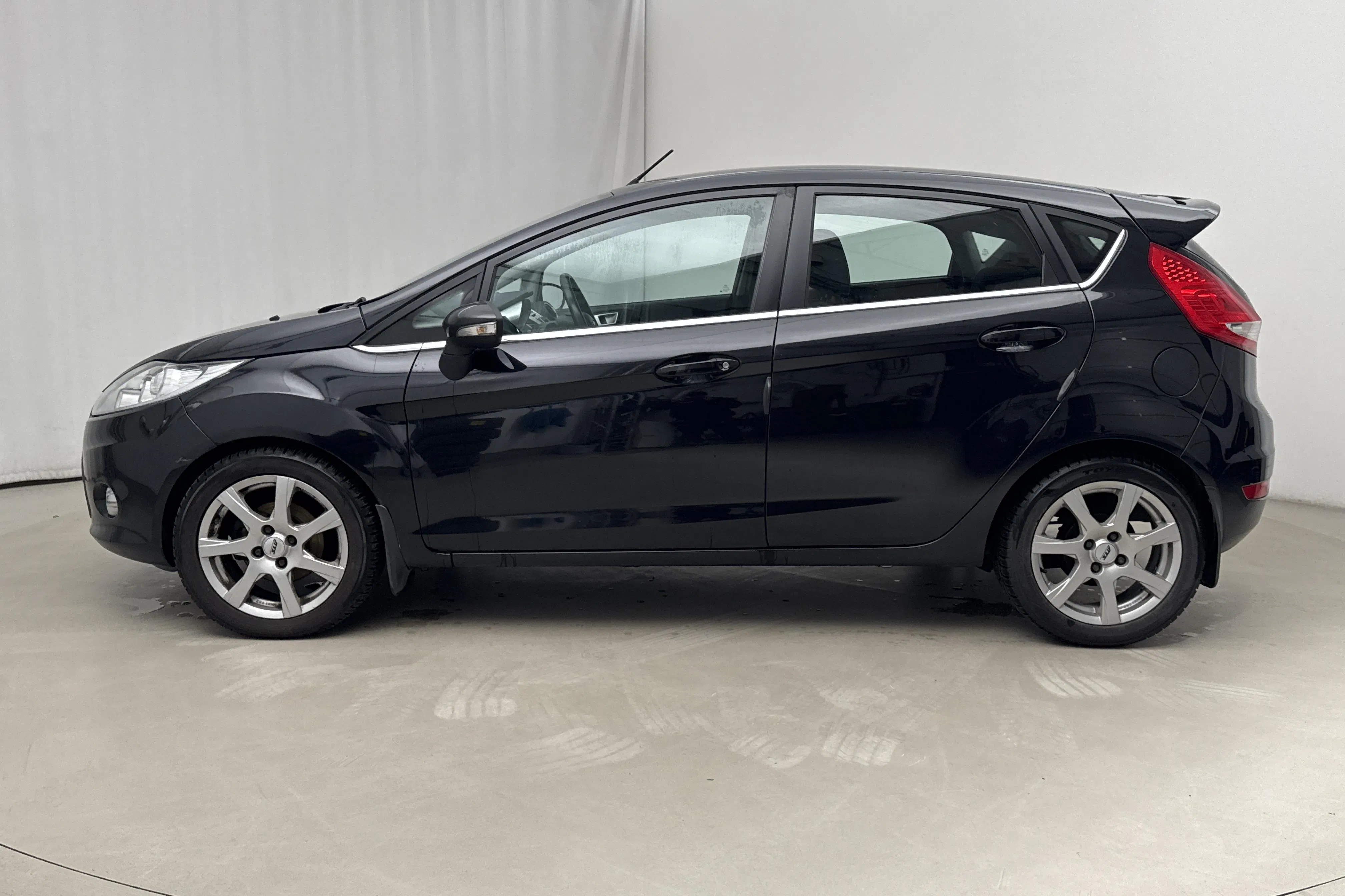 Presentationsfoto 2 av 14: Ford Fiesta 1.25 5dr (82hk) - 17 189 mil - Manuell - svart - 2012