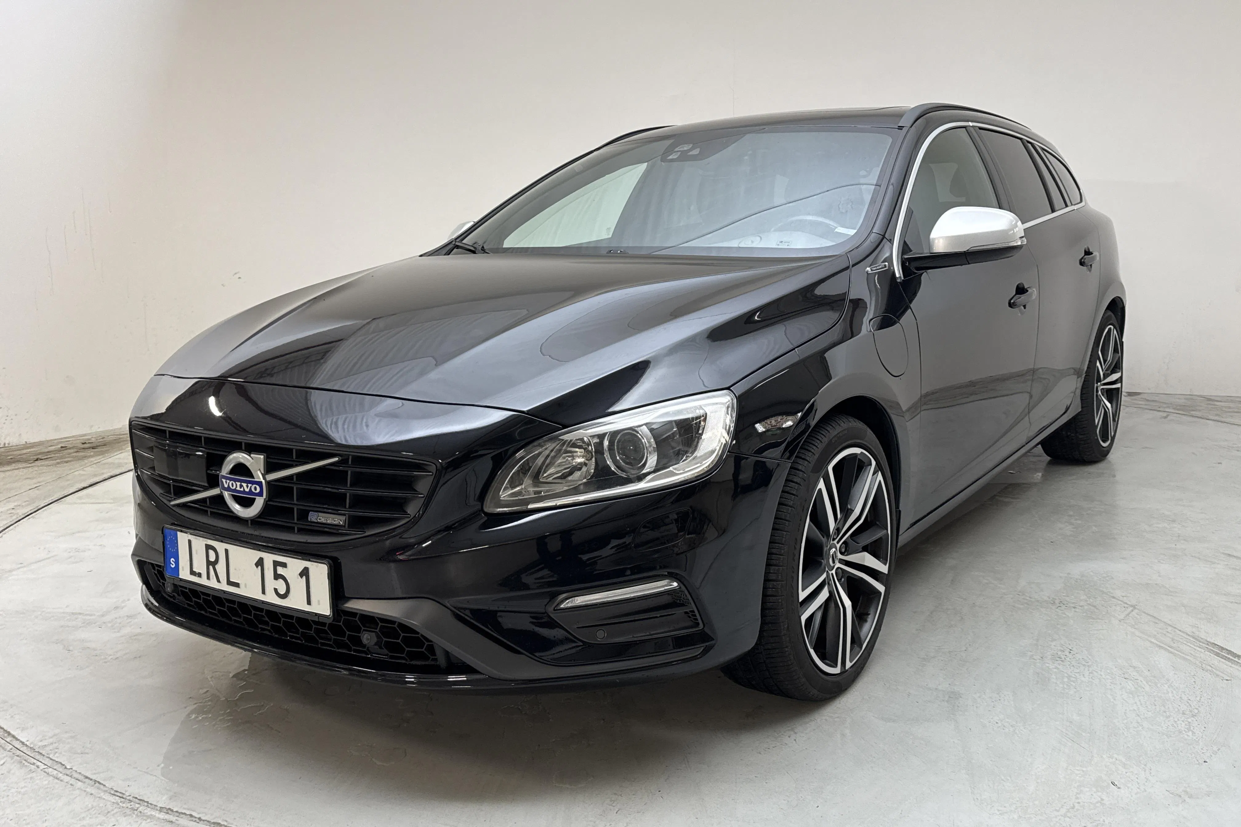 Presentationsfoto 1 av 21: Volvo V60 D6 AWD Plug-in Hybrid (215hk) - 21 591 mil - Automat - svart - 2015