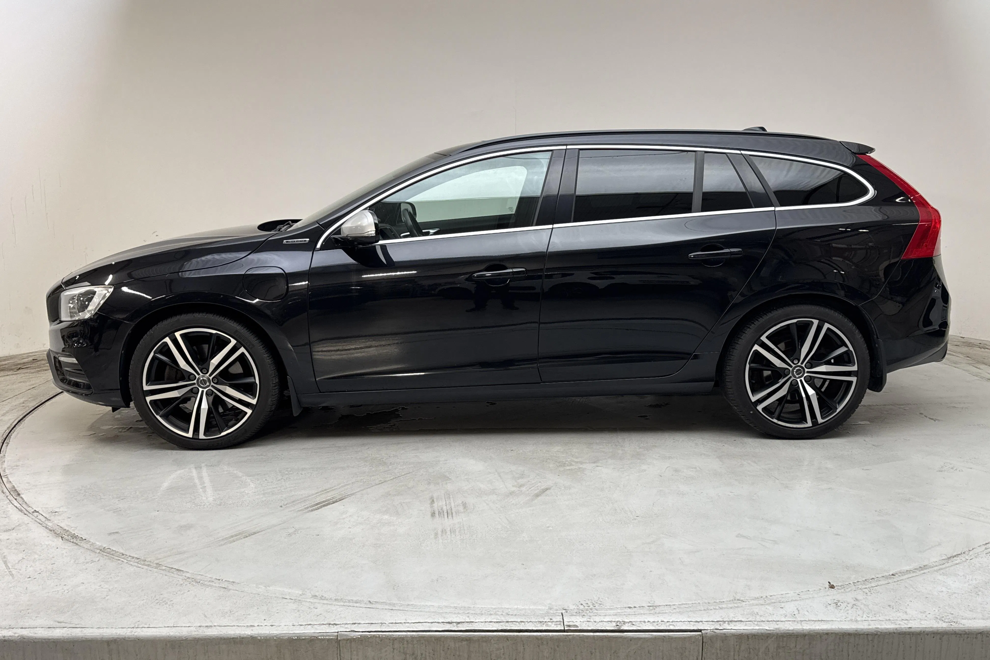 Presentationsfoto 2 av 21: Volvo V60 D6 AWD Plug-in Hybrid (215hk) - 21 591 mil - Automat - svart - 2015