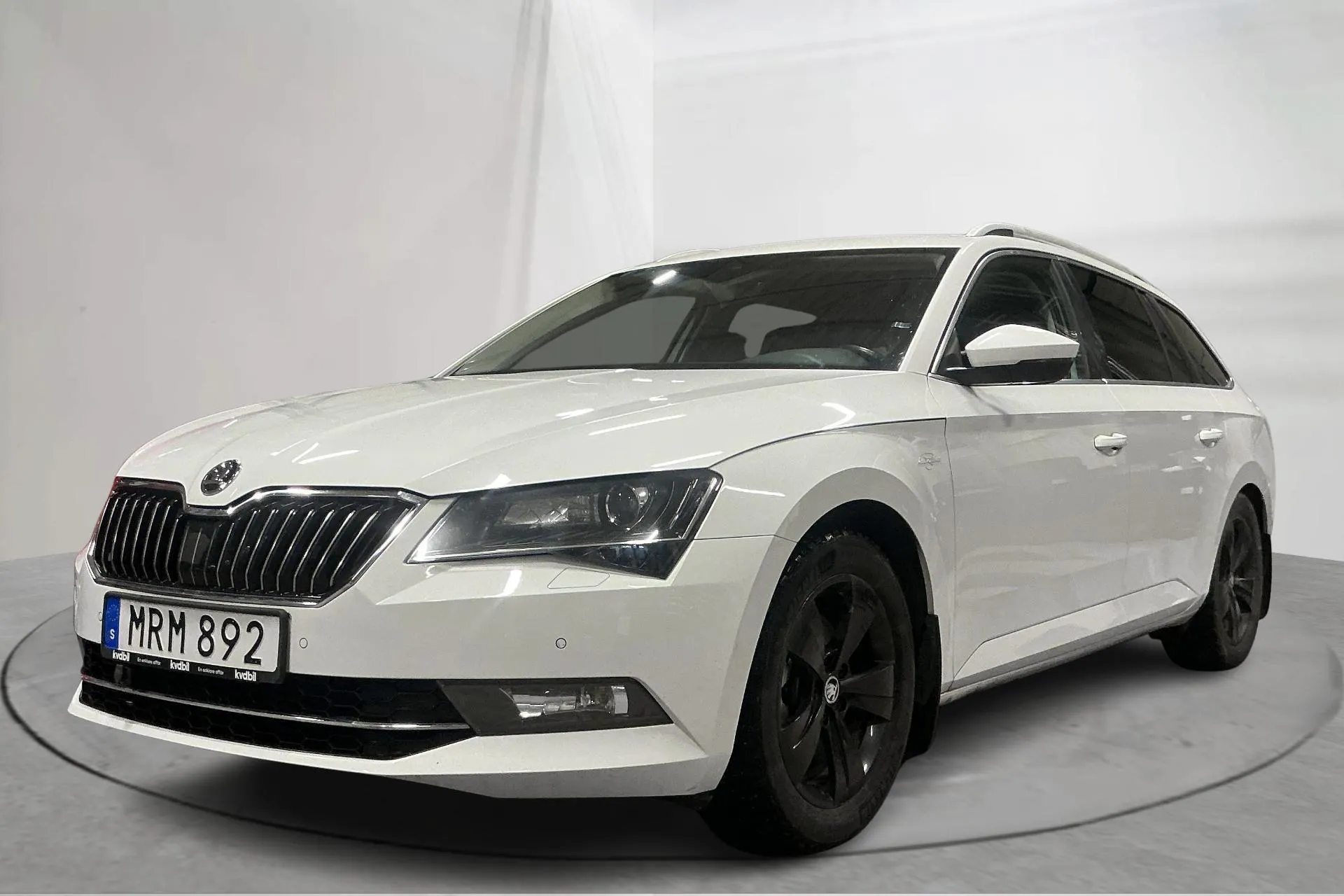 Presentationsfoto 1 av 17: Skoda Superb 2.0 TDI 4x4 Kombi (190hk) - 18 004 mil - Automat - vit - 2017