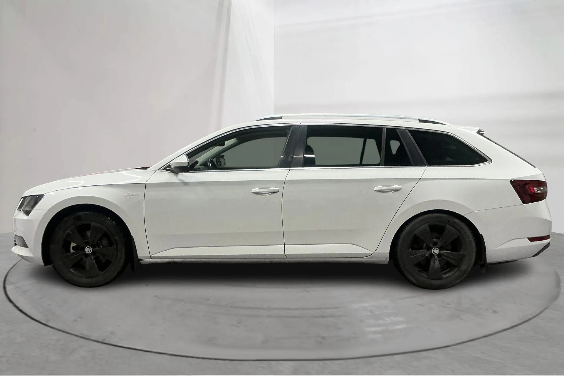 Presentationsfoto 2 av 17: Skoda Superb 2.0 TDI 4x4 Kombi (190hk) - 18 004 mil - Automat - vit - 2017