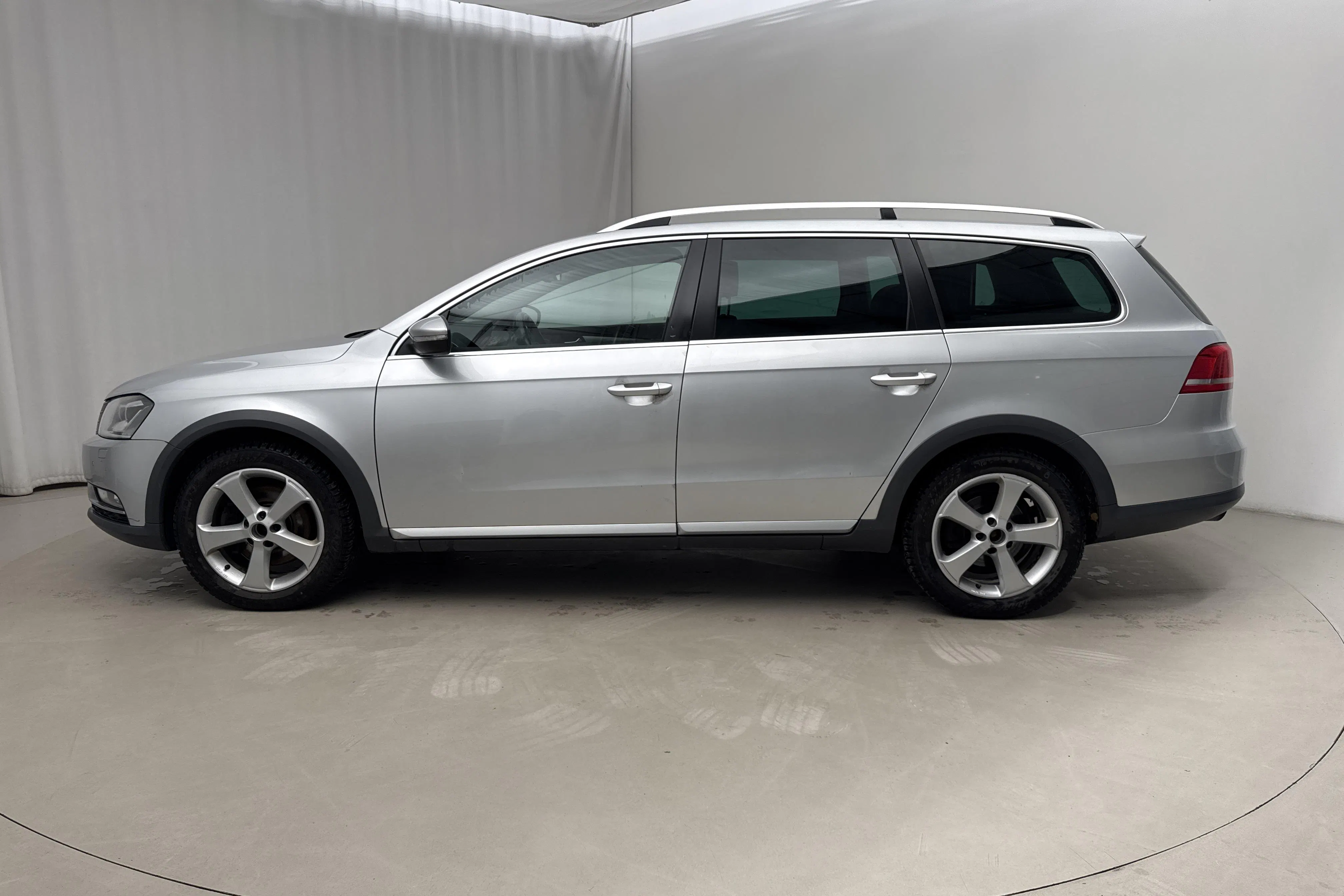 Presentationsfoto 2 av 15: VW Passat Alltrack 2.0 TDI BlueMotion Technology 4Motion (177hk) - 19 019 mil - Automat - silver - 2014