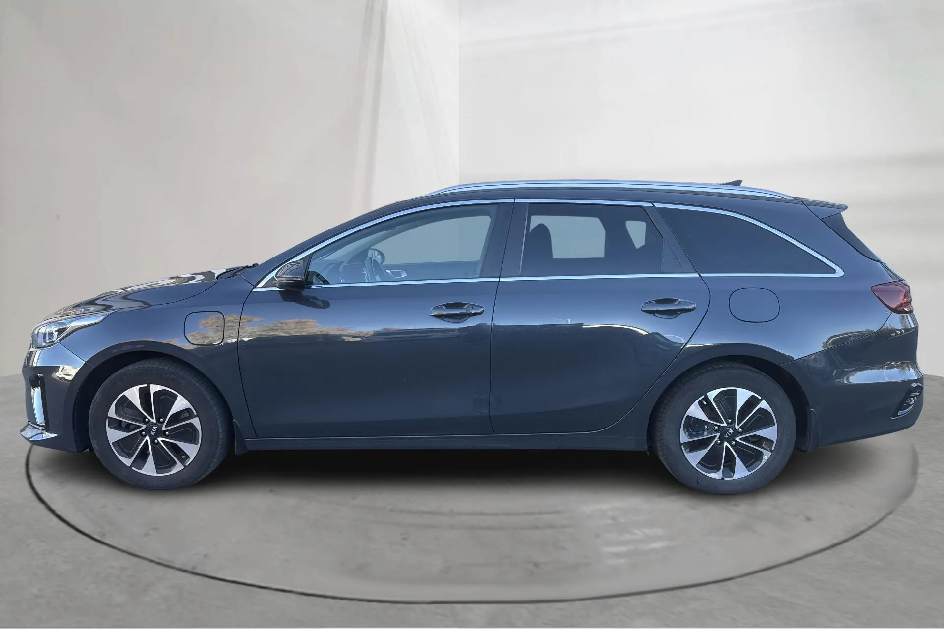 Presentationsfoto 2 av 20: KIA Ceed 1.6 Plug-in Hybrid SW (141hk) - 8 056 mil - Automat - grå - 2021