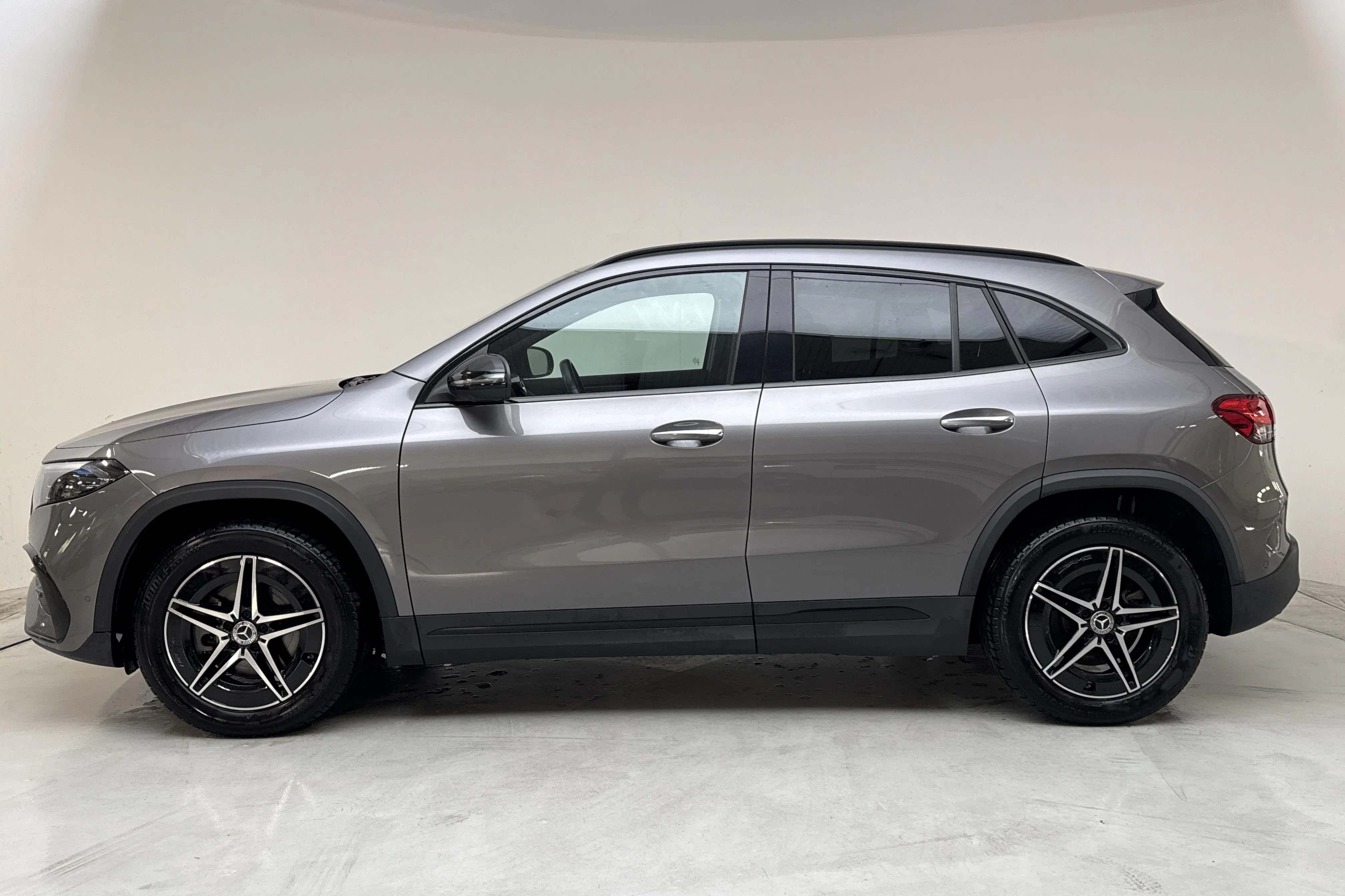 Presentation photo 2 of 17: Mercedes EQA 300 4Matic H243 (228hk) - 53 230 km - Automatic - dark grey - 2024