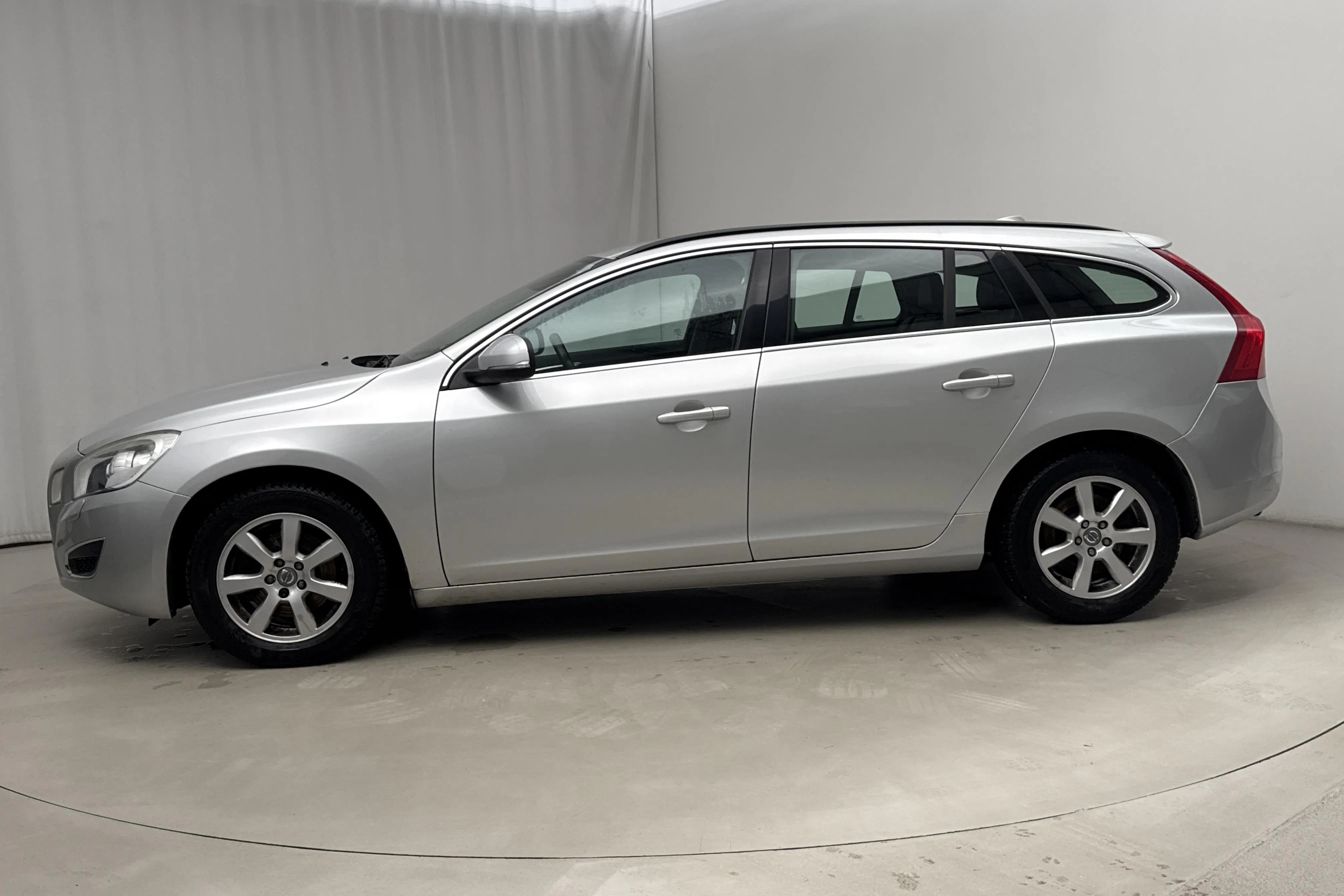 Presentationsfoto 2 av 17: Volvo V60 D4 (163hk) - 10 468 mil - Manuell - Ljusgrå - 2013