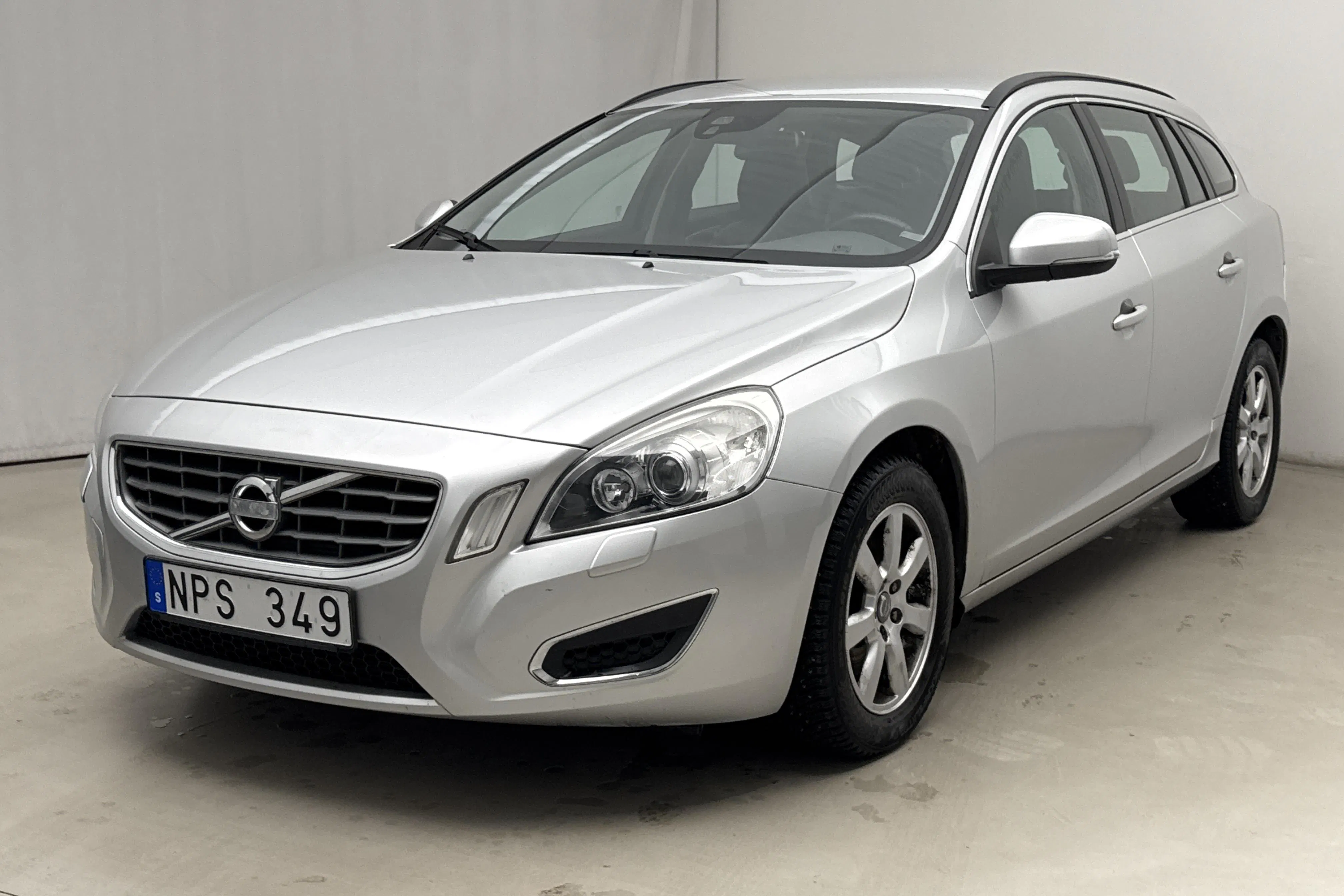 Presentationsfoto 1 av 17: Volvo V60 D4 (163hk) - 10 468 mil - Manuell - Ljusgrå - 2013