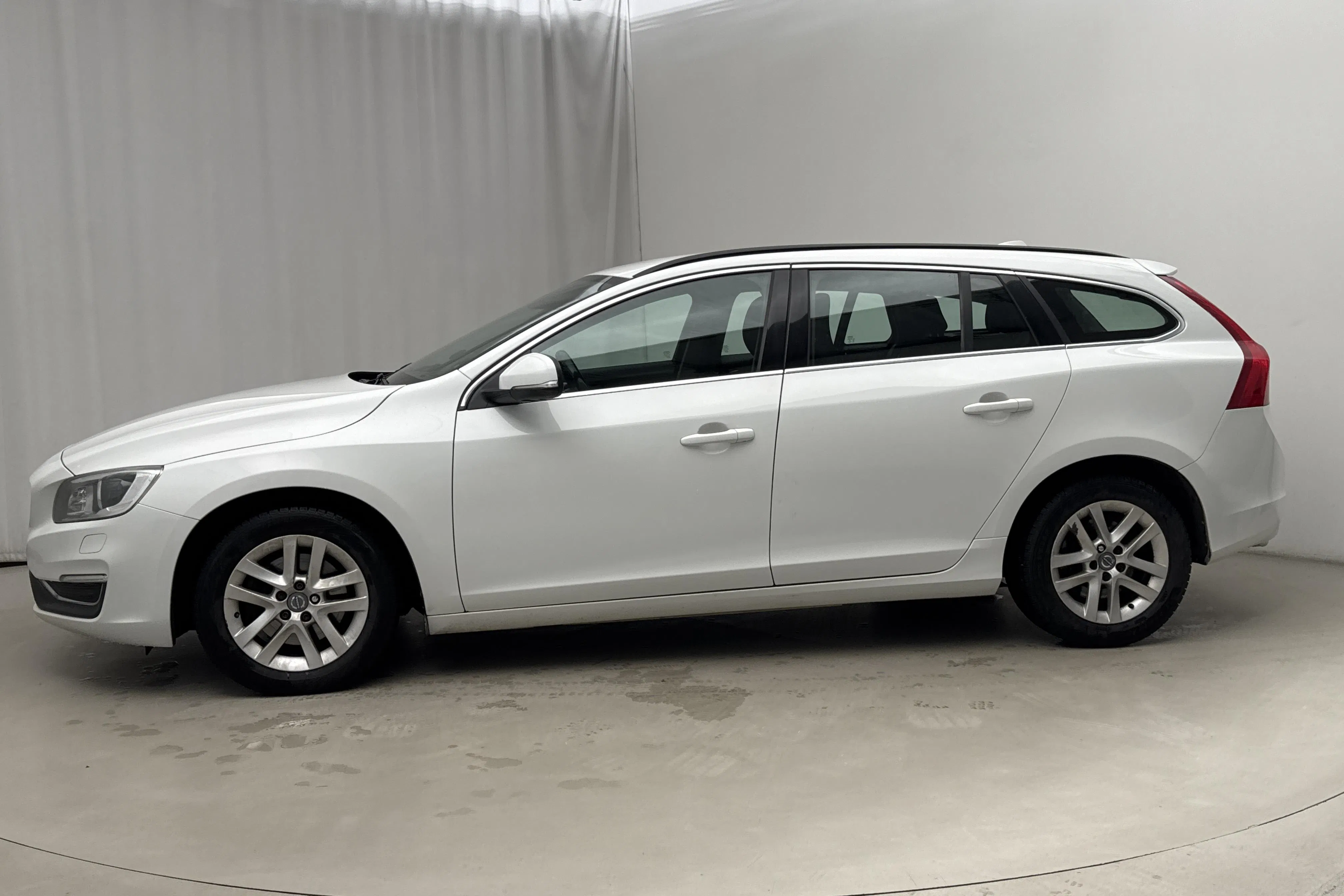 Presentationsfoto 2 av 17: Volvo V60 D3 (136hk) - 26 568 mil - Manuell - vit - 2015