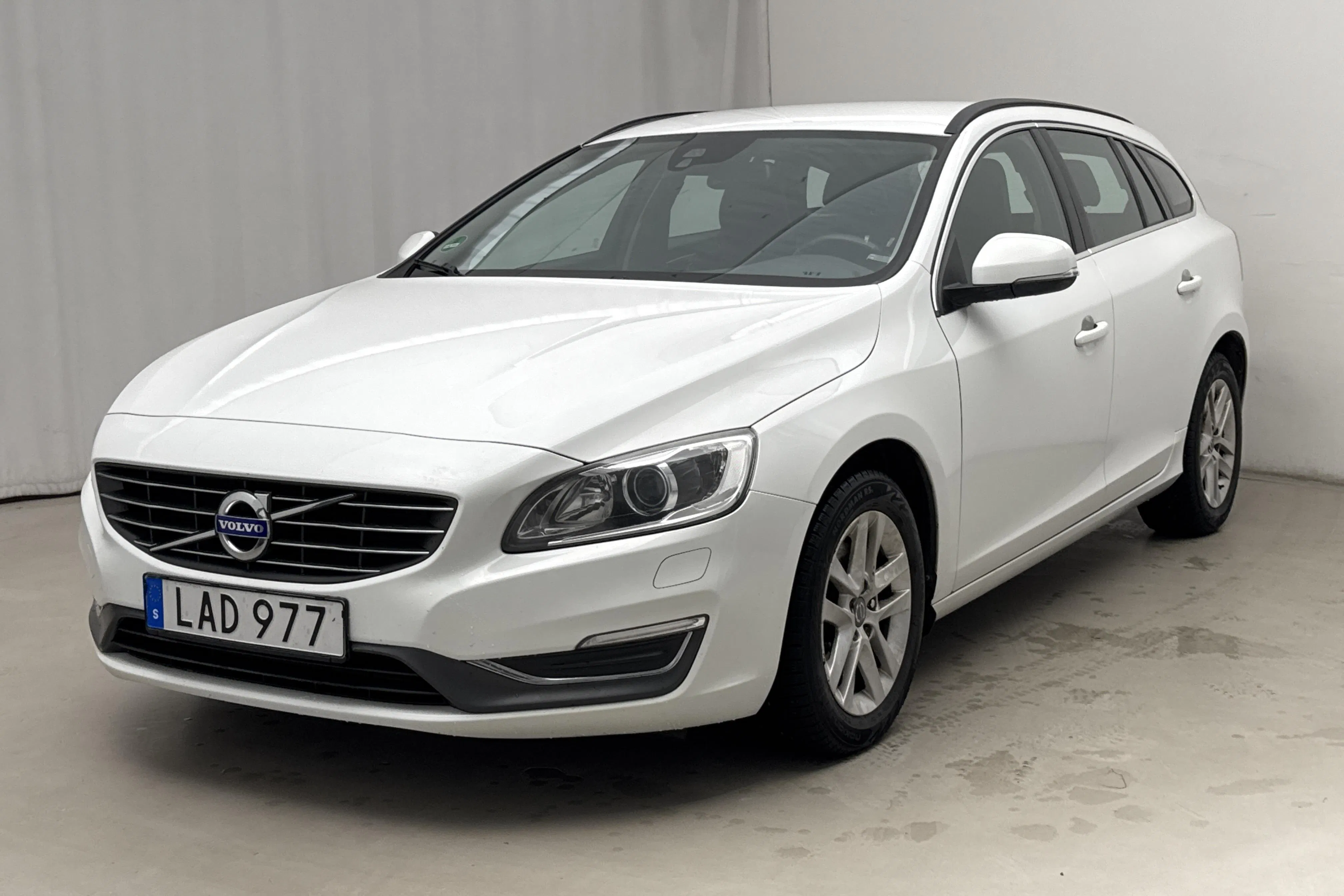 Presentationsfoto 1 av 17: Volvo V60 D3 (136hk) - 26 568 mil - Manuell - vit - 2015
