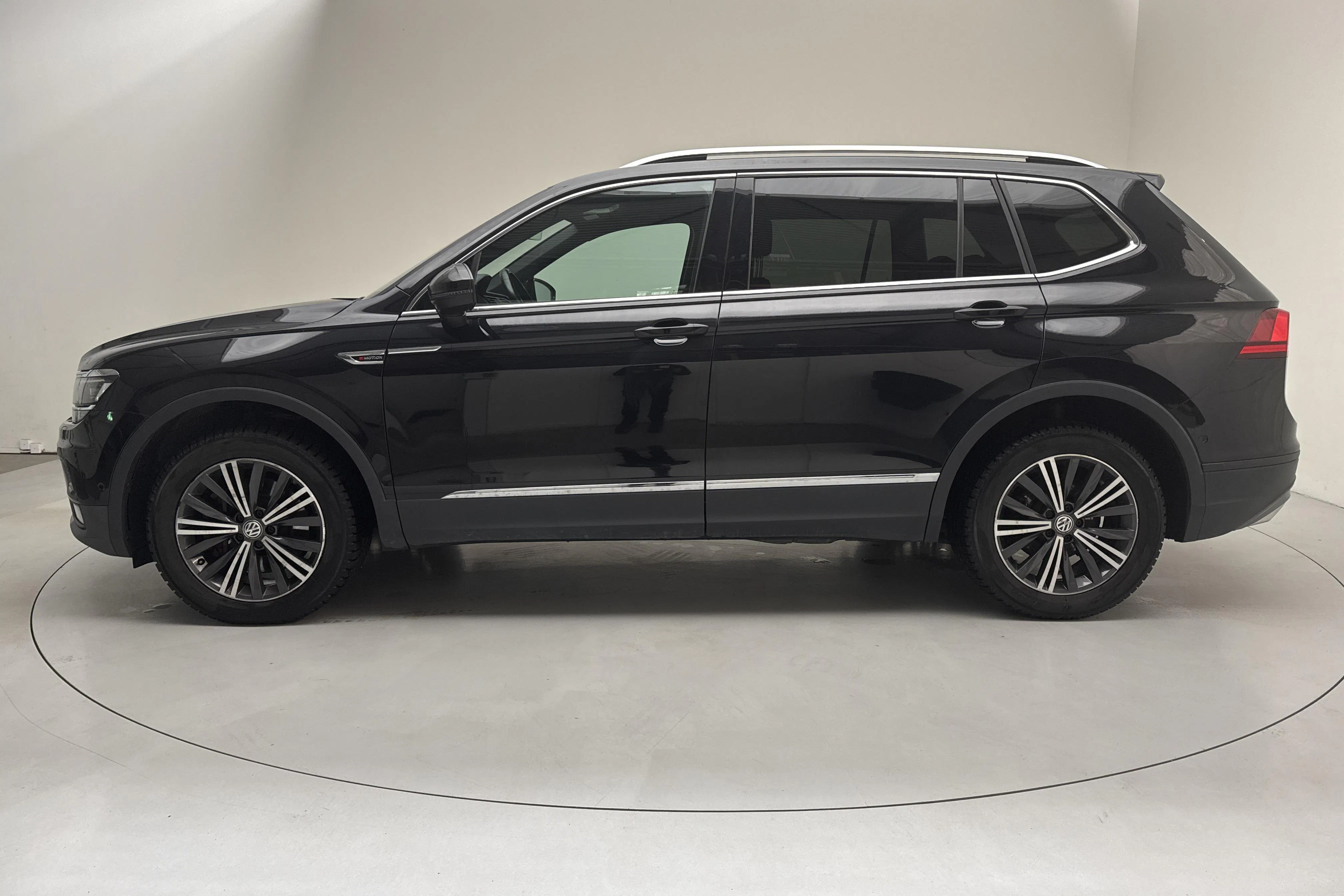 Presentationsfoto 2 av 17: VW Tiguan Allspace 2.0 TSI 4MOTION (190hk) - 20 341 mil - Automat - svart - 2019