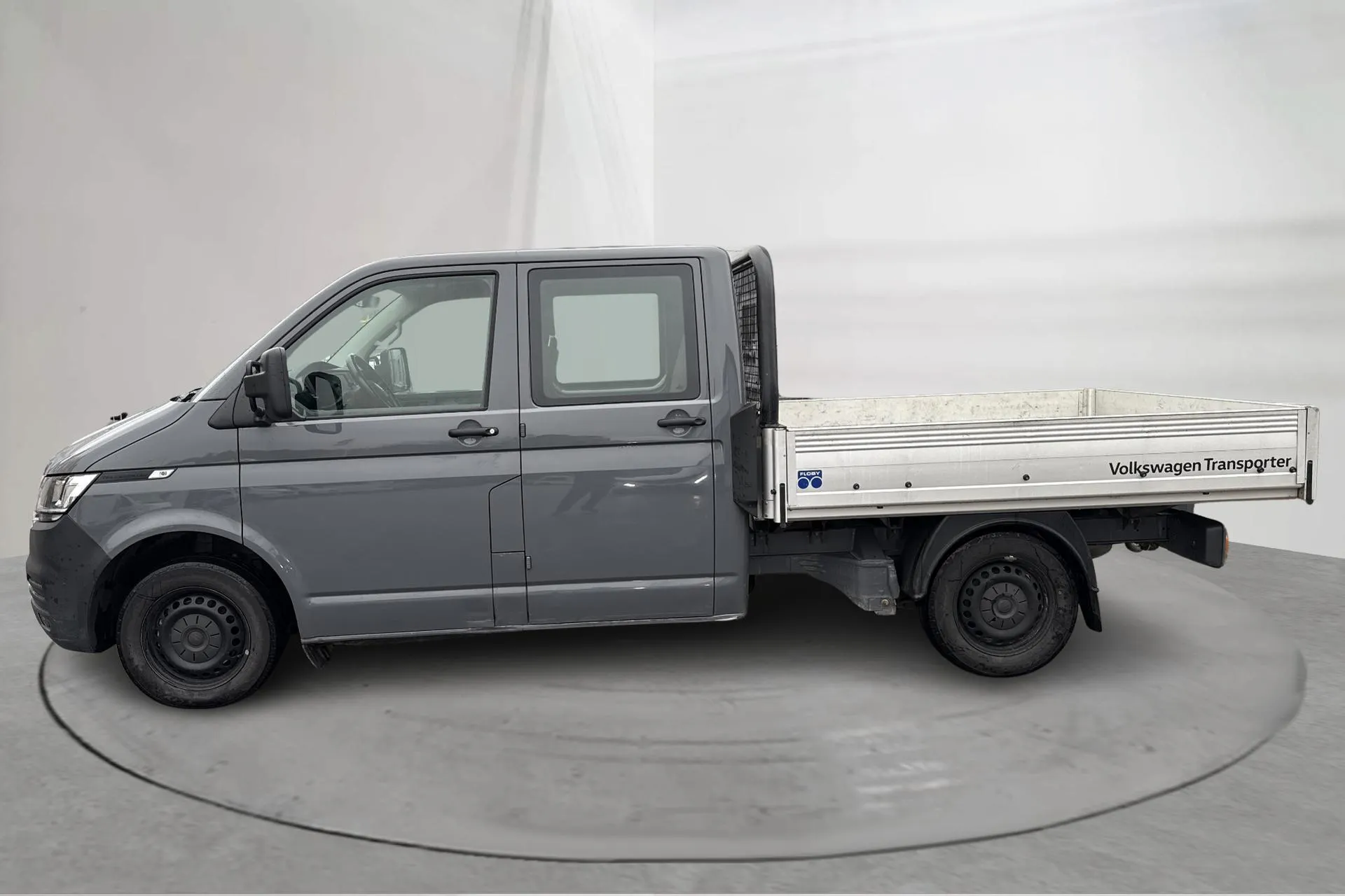 Presentationsfoto 2 av 13: VW Transporter Pickup T6.1 TDI (110hk) - 7 929 mil - Manuell - grå - 2023
