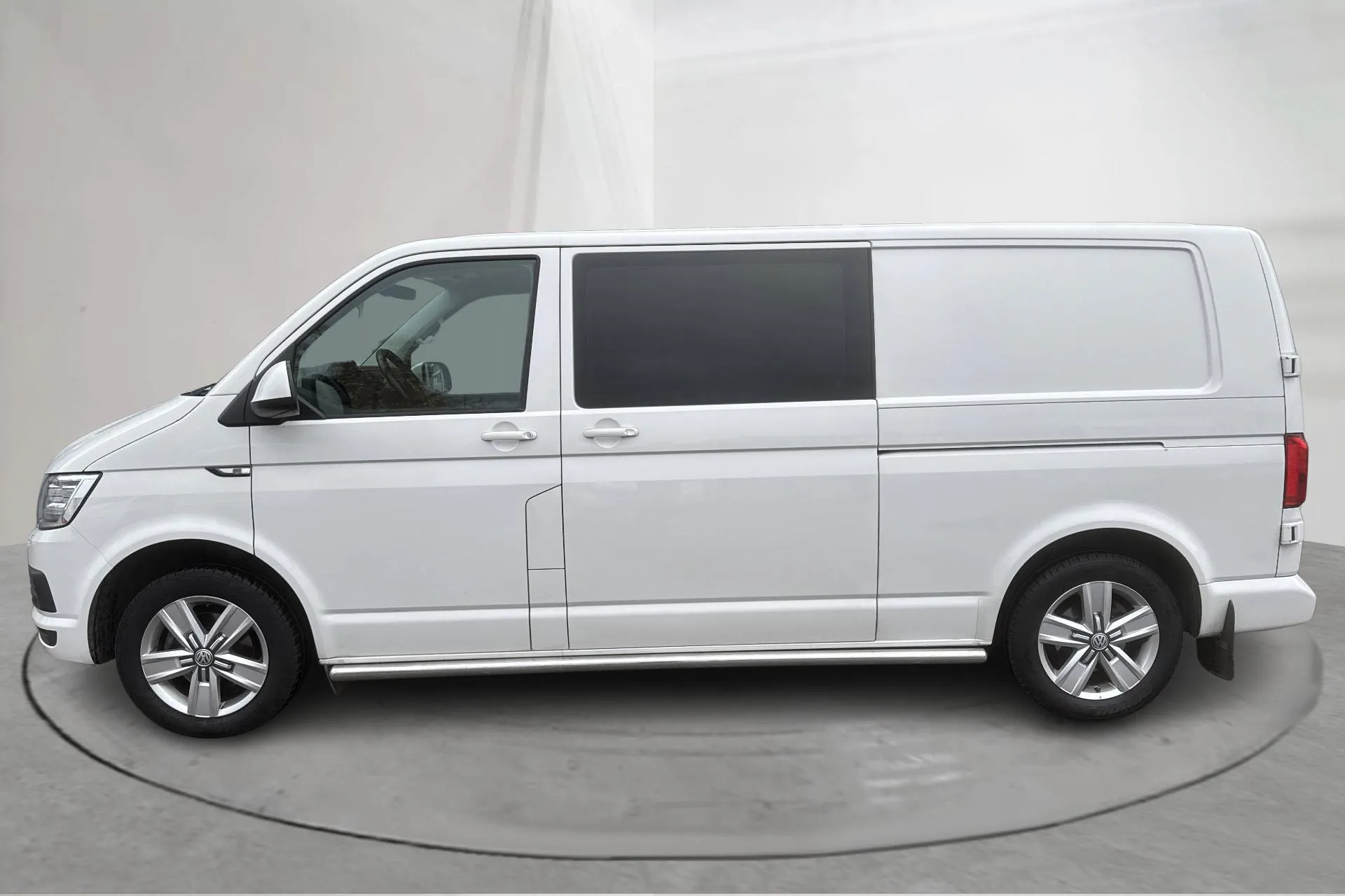 Presentation photo 2 of 14: VW Transporter T6 2.0 TDI BMT Skåp (150hk) - 144 190 km - Automatic - white - 2017
