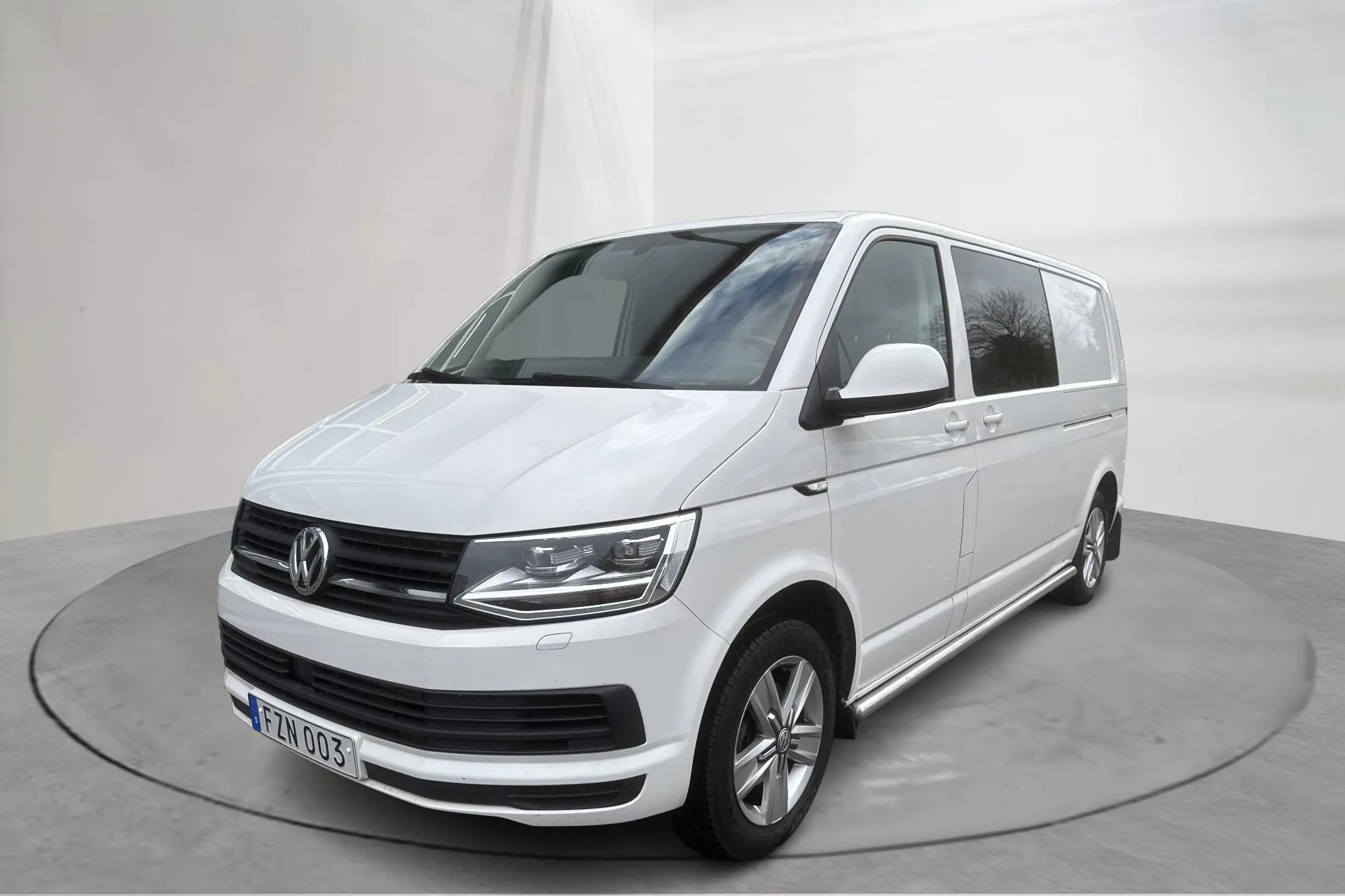 Presentation photo 1 of 14: VW Transporter T6 2.0 TDI BMT Skåp (150hk) - 144 190 km - Automatic - white - 2017
