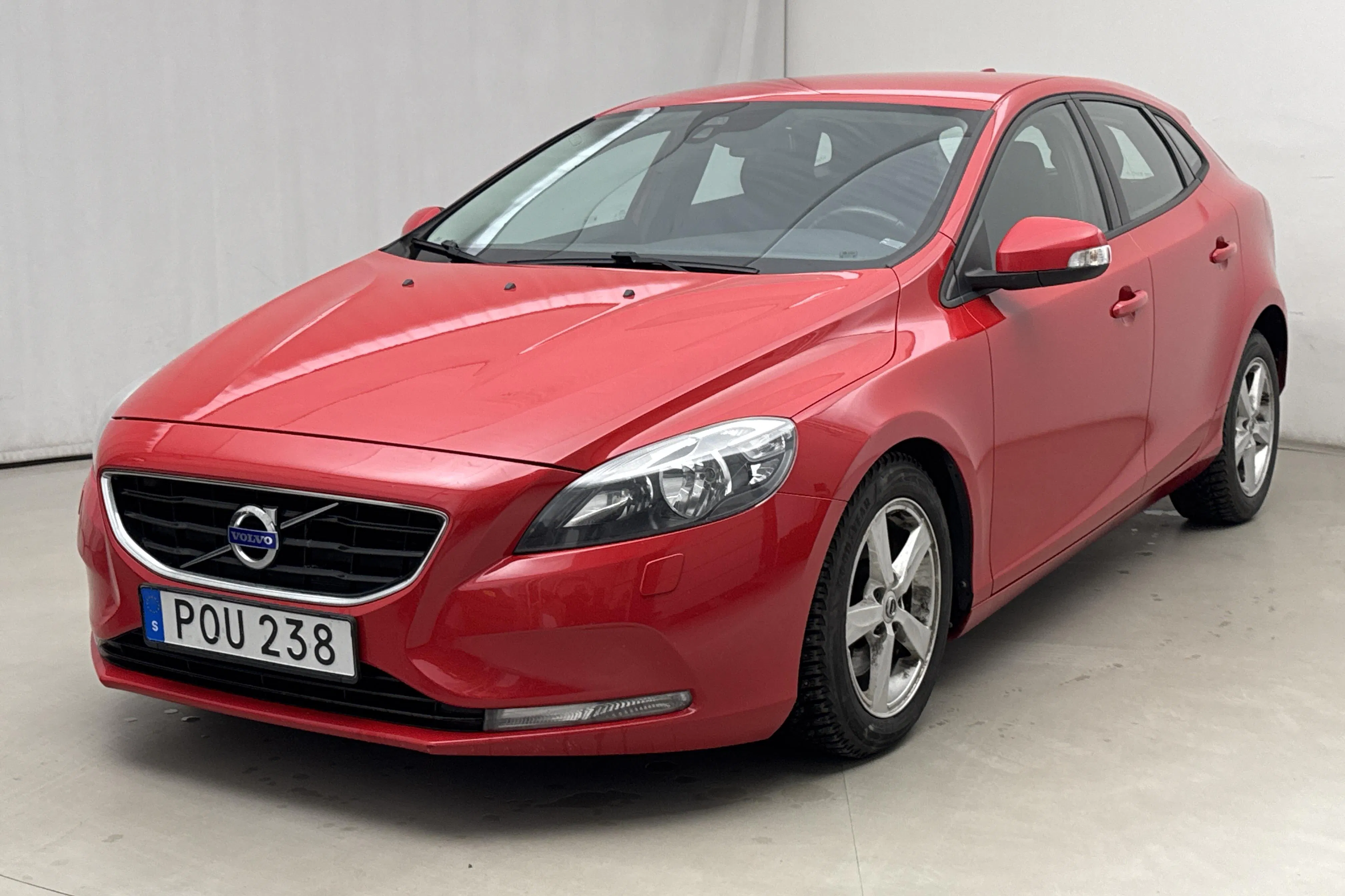 Presentationsfoto 1 av 17: Volvo V40 D2 (115hk) - 10 783 mil - Automat - röd - 2015