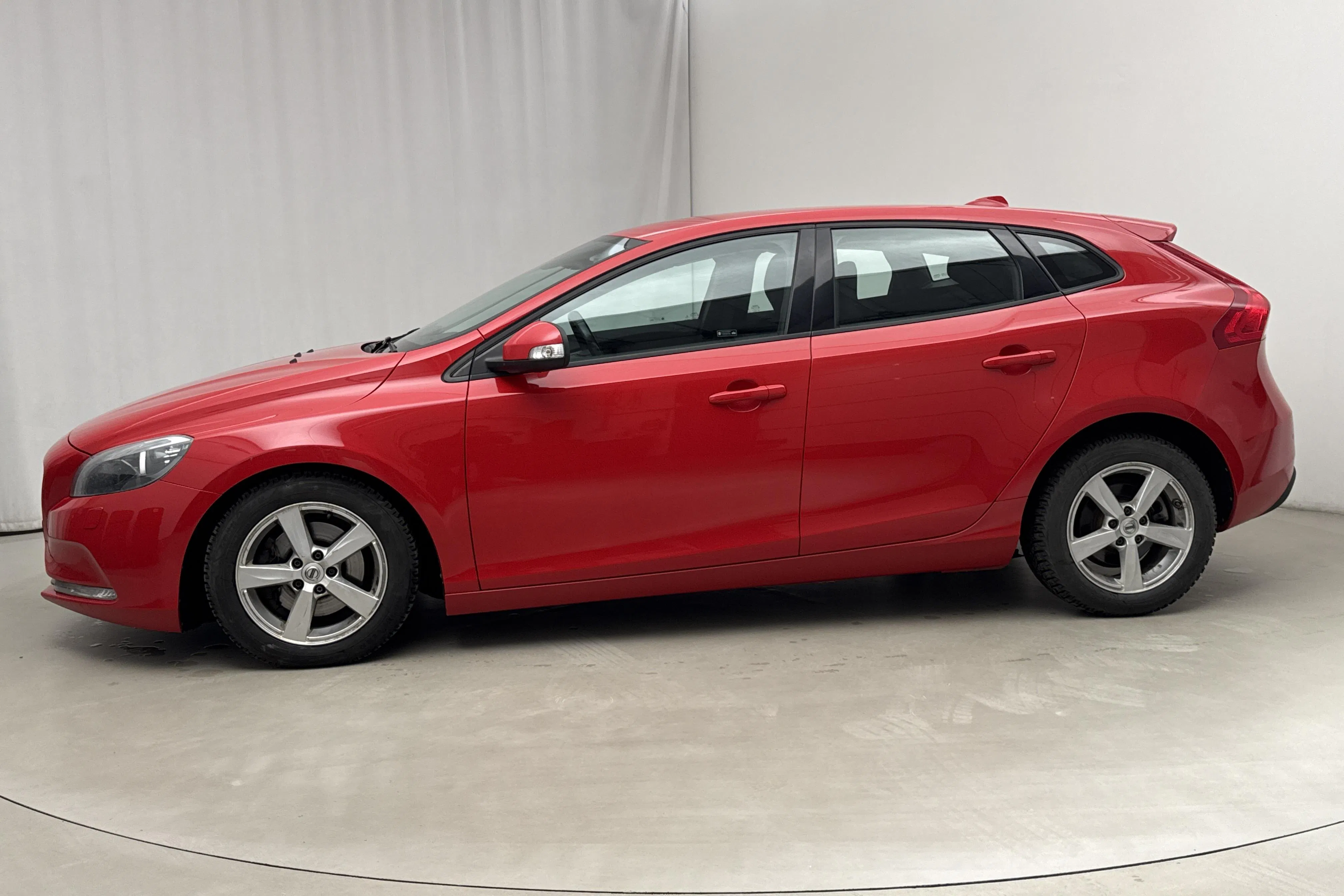 Presentationsfoto 2 av 17: Volvo V40 D2 (115hk) - 10 783 mil - Automat - röd - 2015