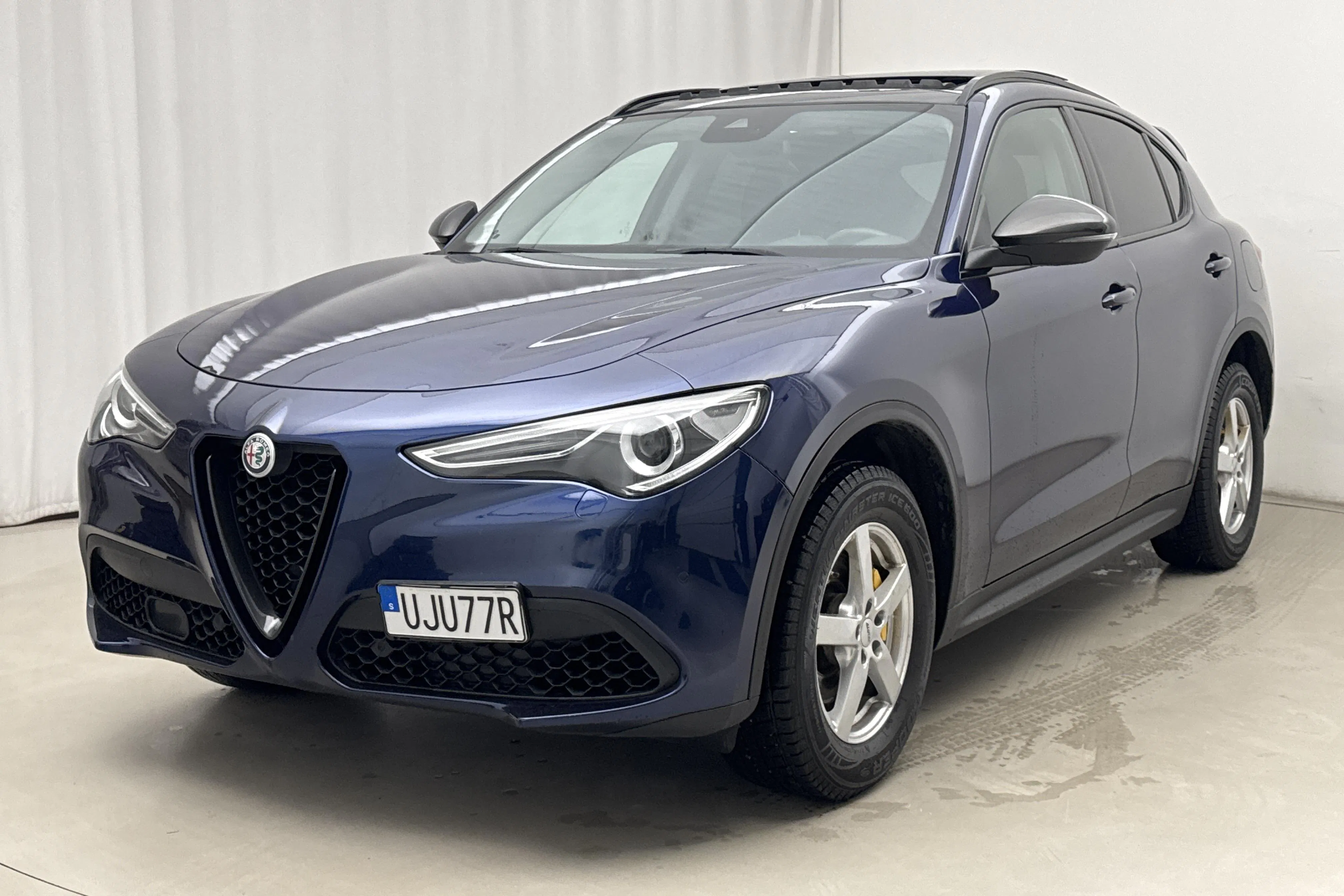 Presentationsfoto 1 av 22: Alfa Romeo Stelvio 2.0 AWD (280hk) - 13 077 mil - Automat - blå - 2019