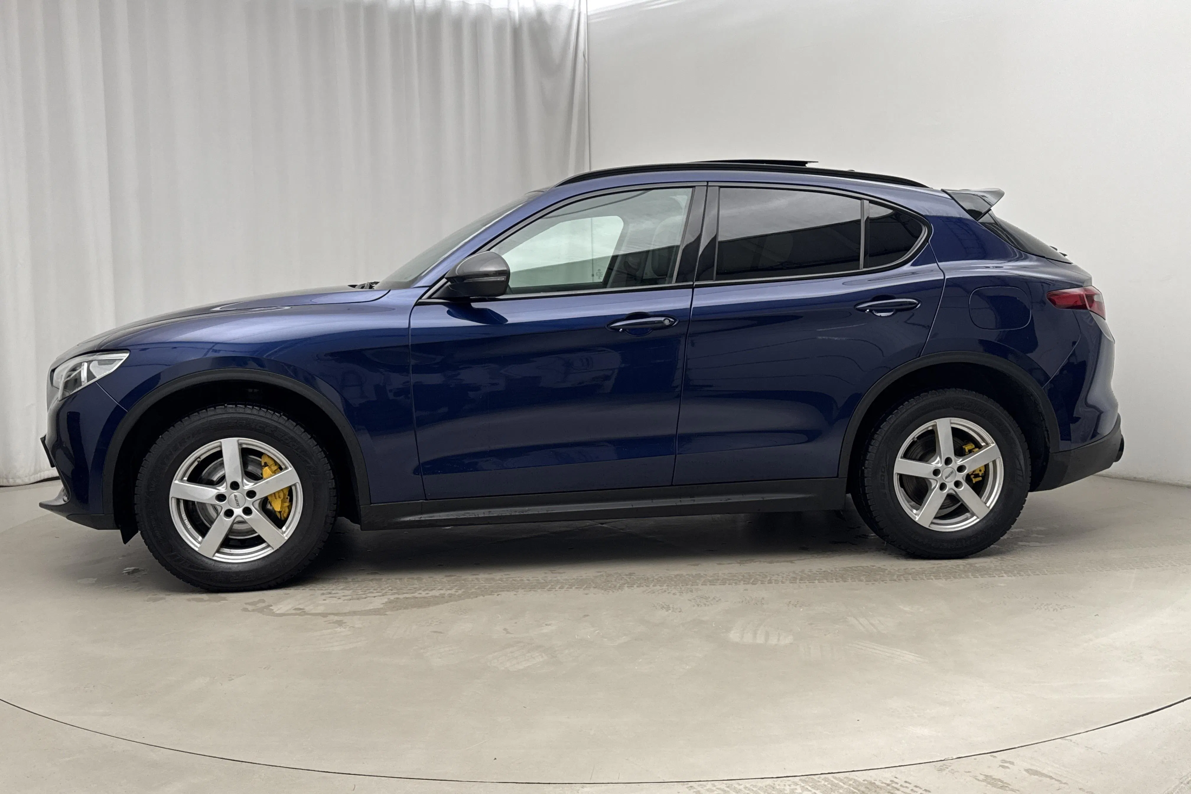 Presentationsfoto 2 av 22: Alfa Romeo Stelvio 2.0 AWD (280hk) - 13 077 mil - Automat - blå - 2019