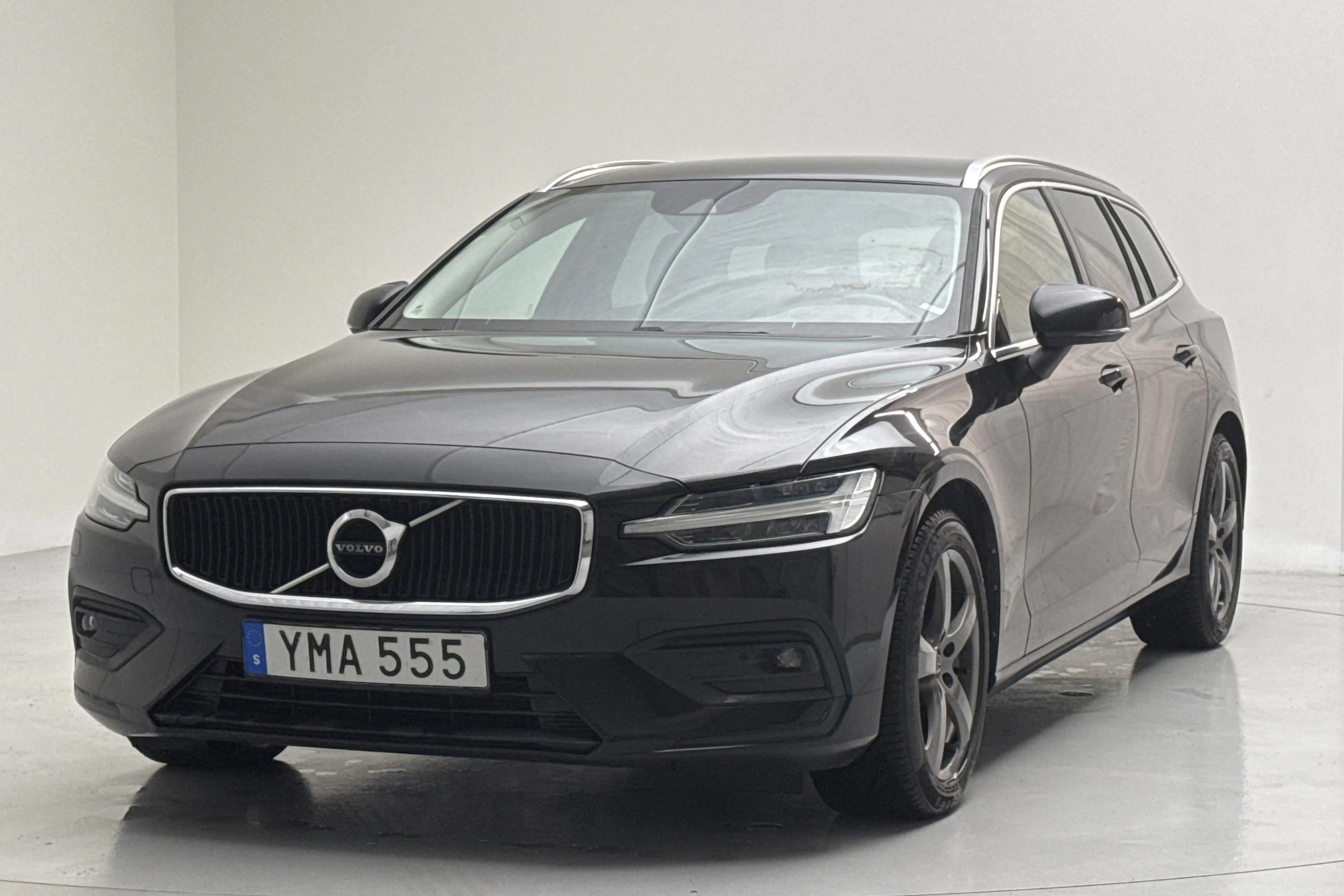Presentation photo 1 of 14: Volvo V60 D4 (190hk) - 112 930 km - Manual - black - 2019