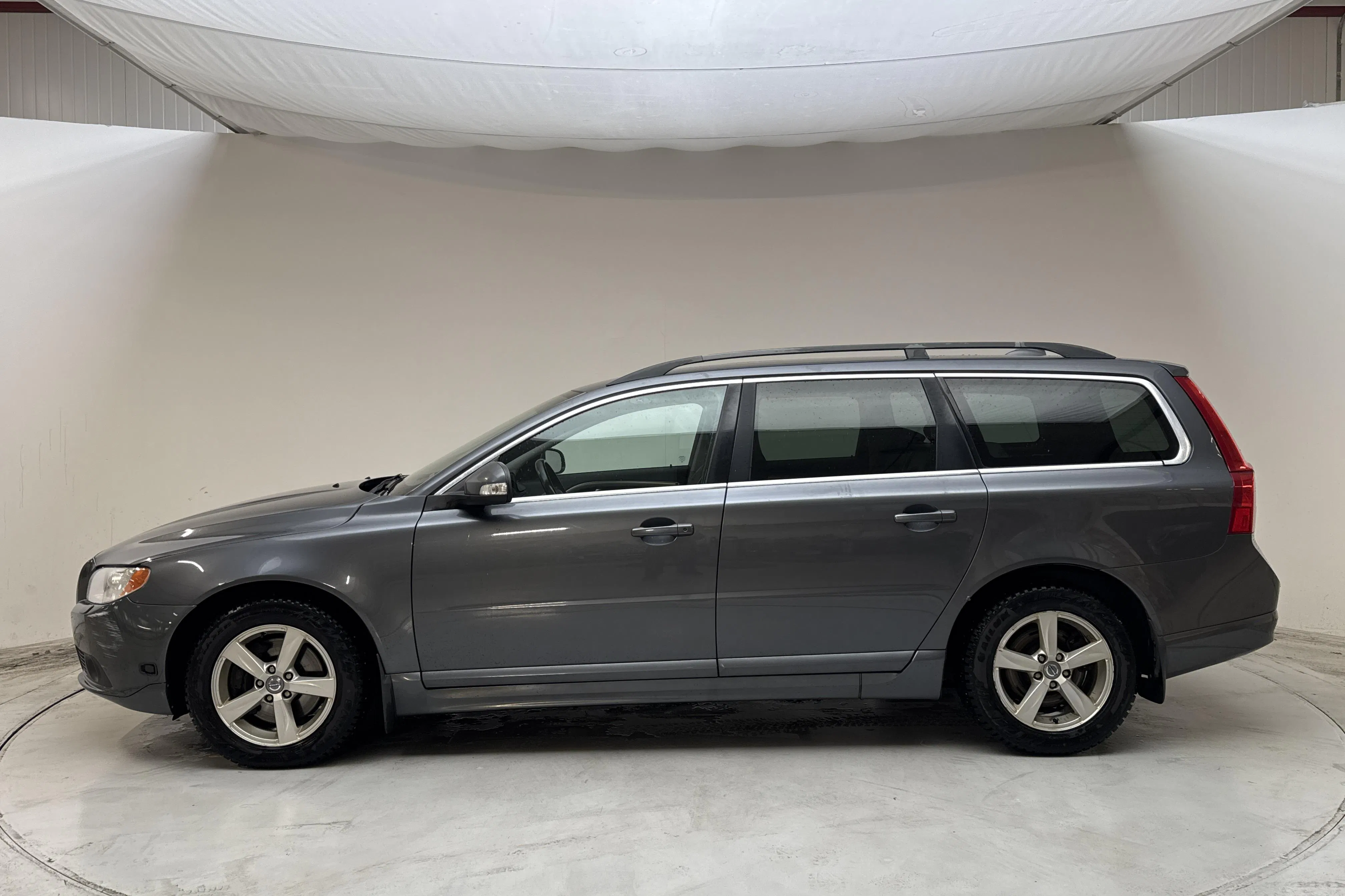 Presentationsfoto 2 av 12: Volvo V70 II 2.5FT (231hk) - 27 684 mil - Manuell - grå - 2010