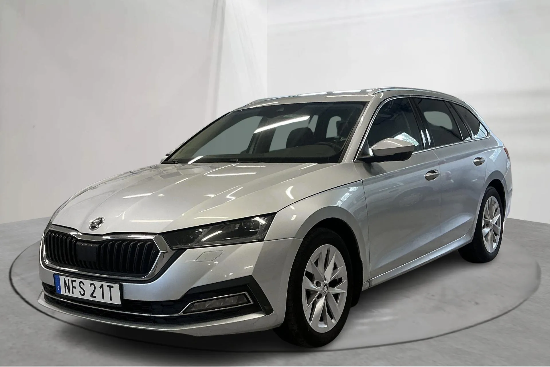 Presentationsfoto 1 av 17: Skoda Octavia 1.5 TSI Combi (150hk) - 24 570 mil - Manuell - silver - 2020