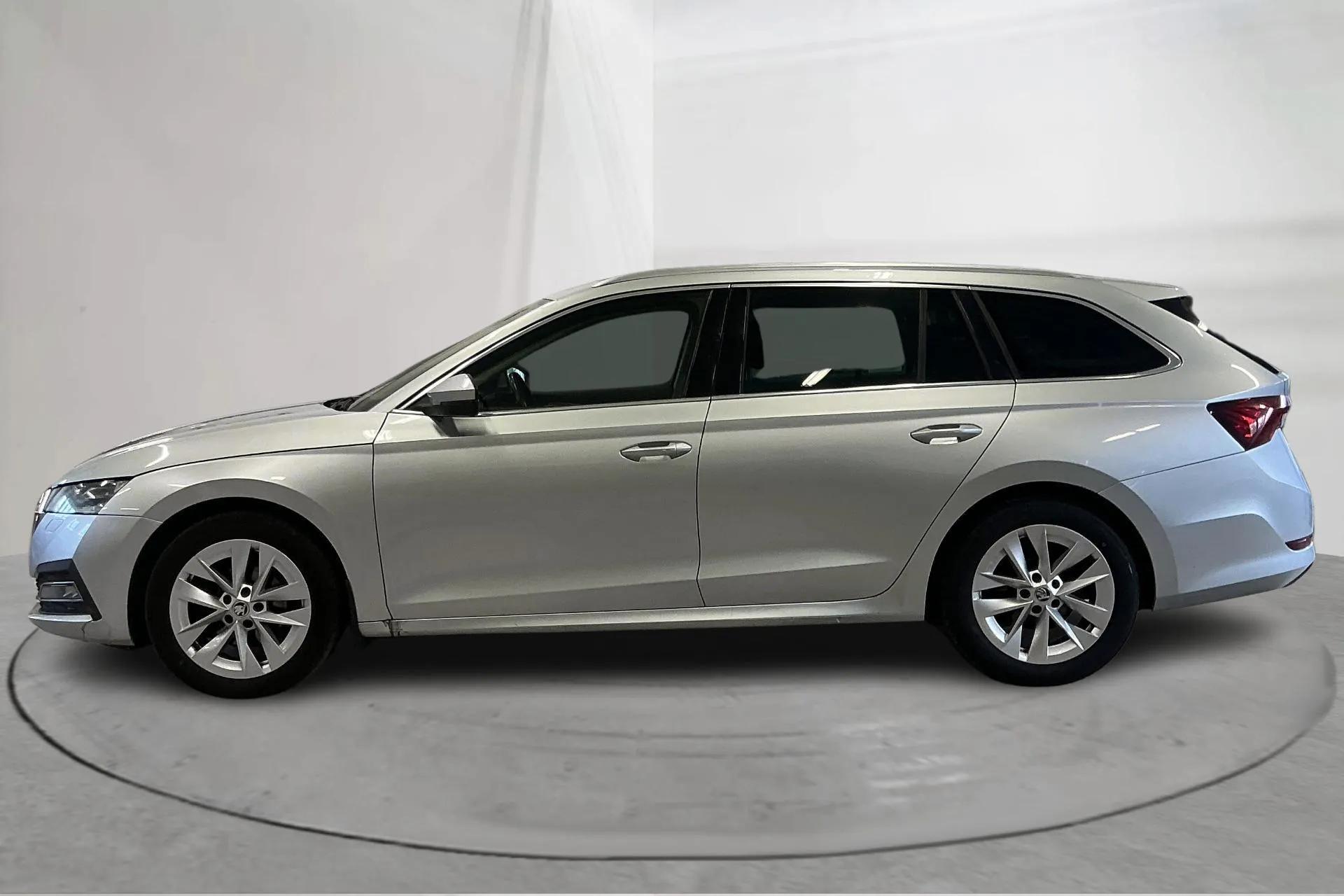 Presentationsfoto 2 av 17: Skoda Octavia 1.5 TSI Combi (150hk) - 24 570 mil - Manuell - silver - 2020