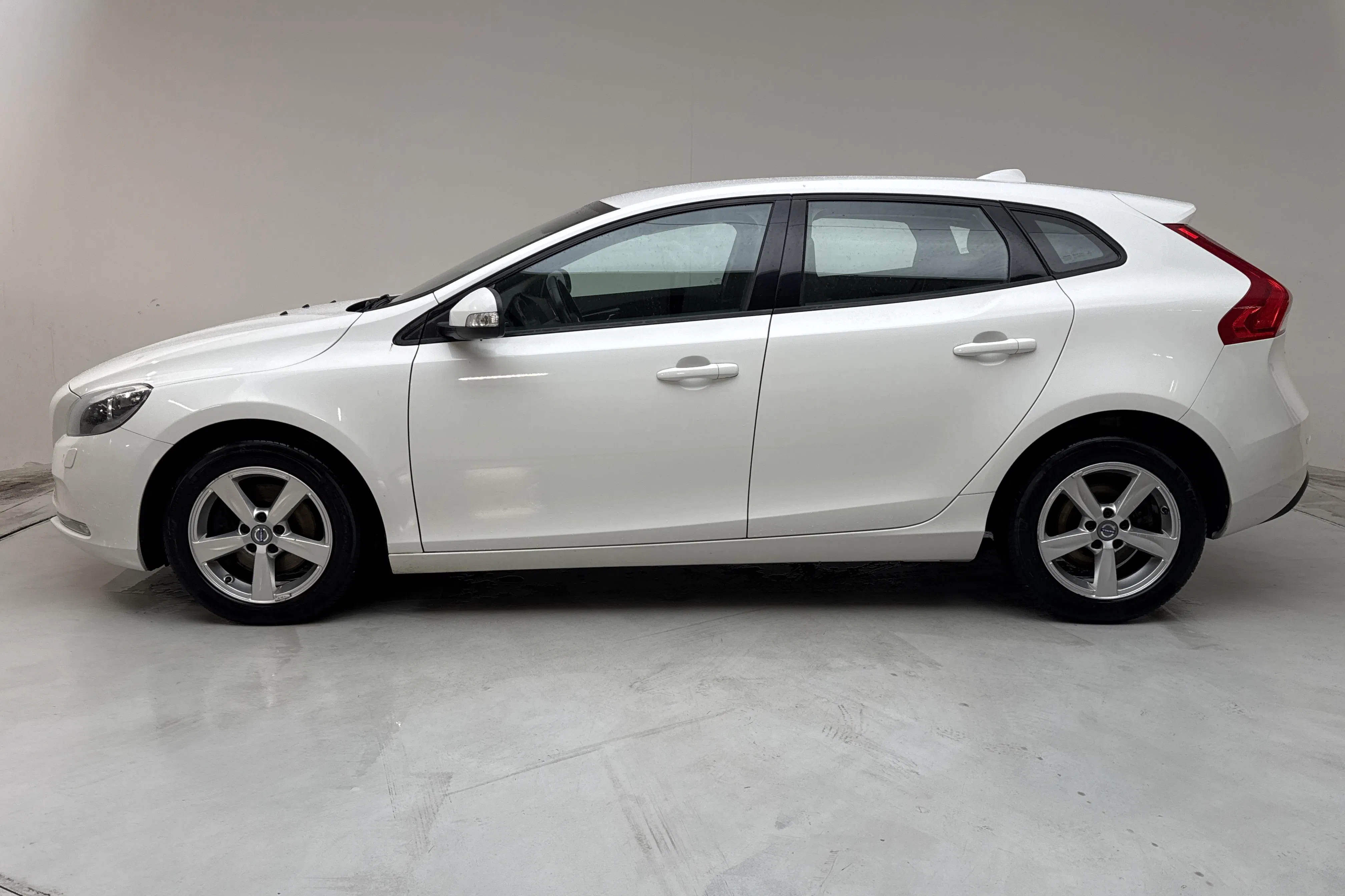 Præsentationsfoto 2 af 14: Volvo V40 D2 (120hk) - 124 550 kilometer - Manuel - Hvid - 2016