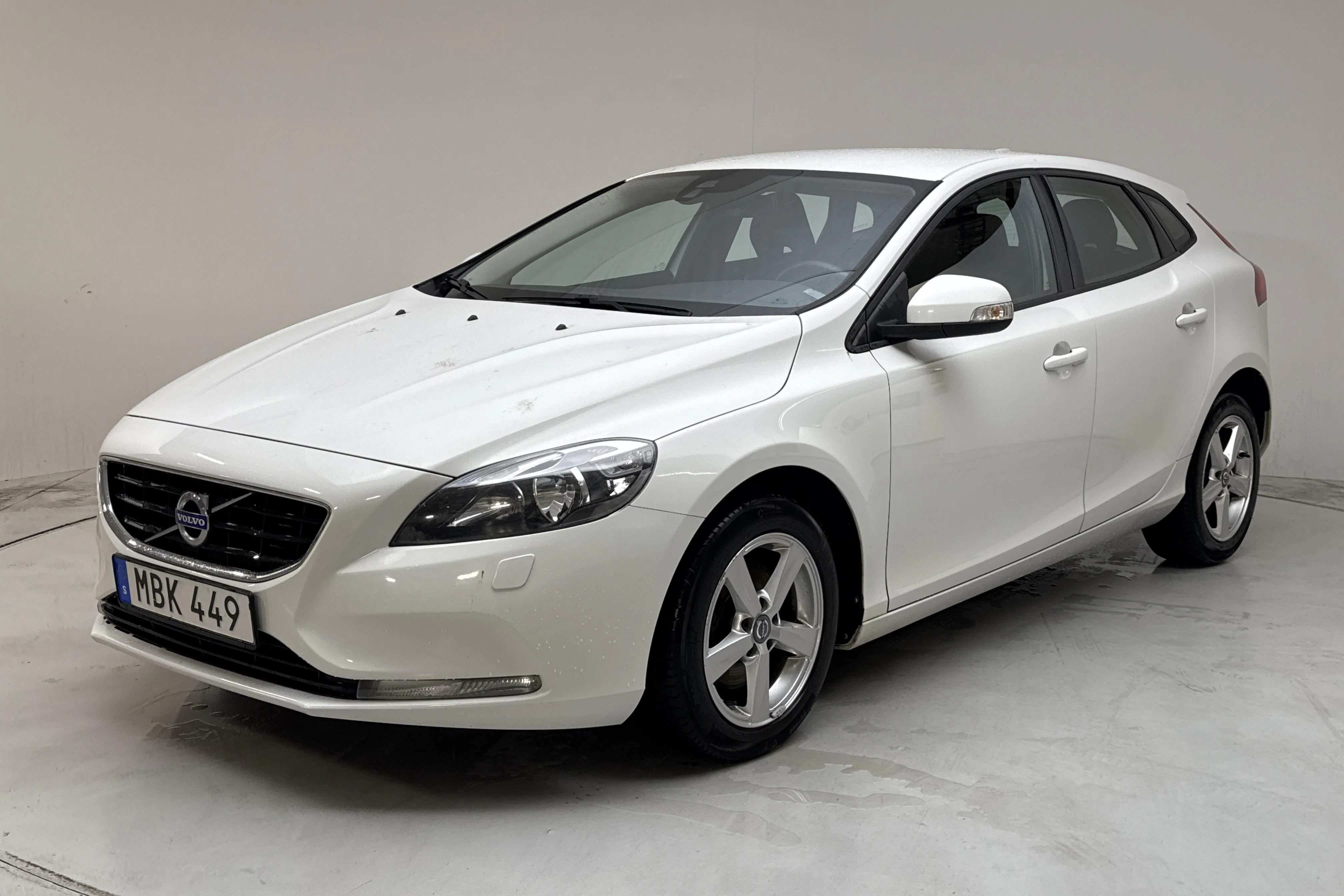 Præsentationsfoto 1 af 14: Volvo V40 D2 (120hk) - 124 550 kilometer - Manuel - Hvid - 2016