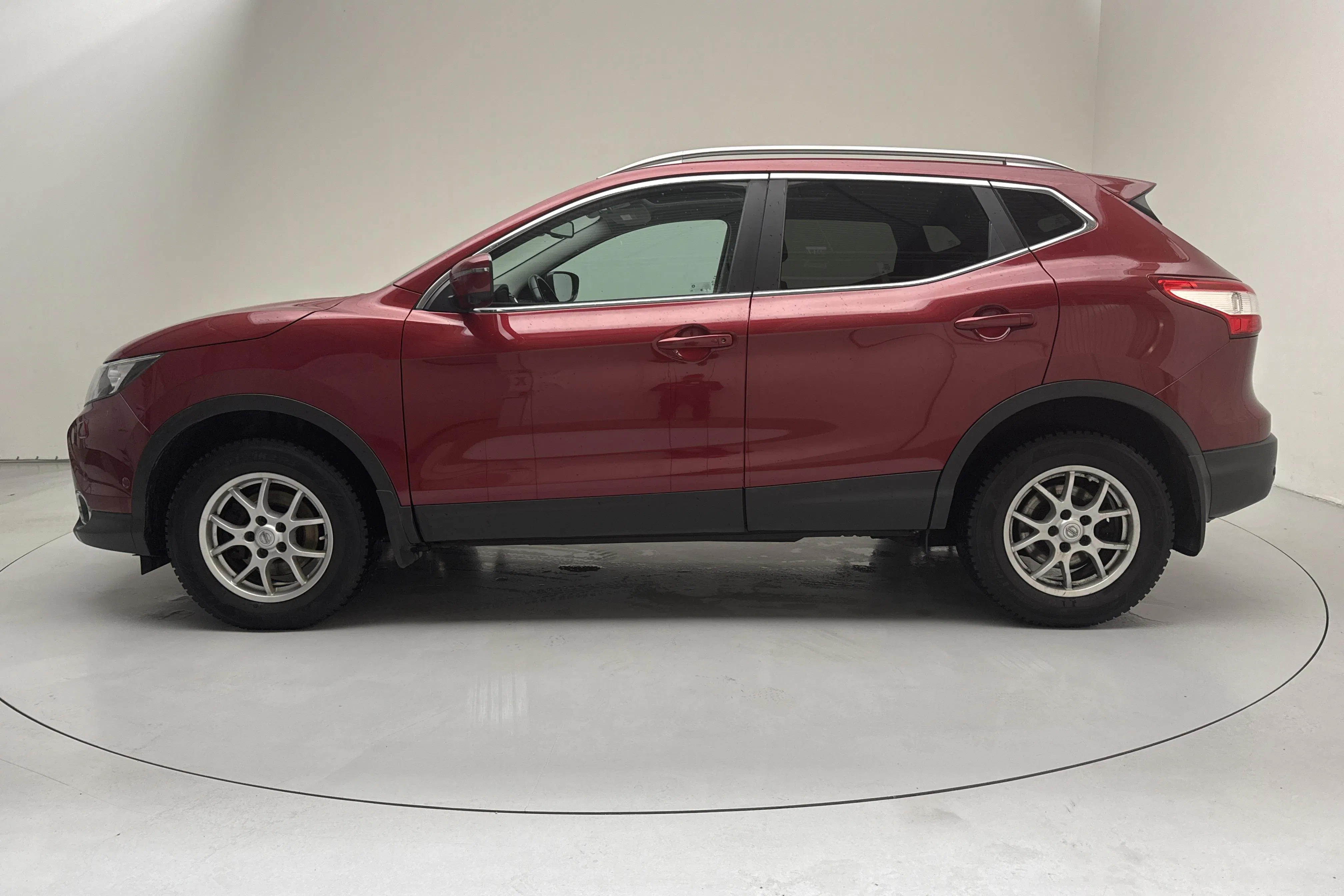 Presentationsfoto 2 av 15: Nissan Qashqai 1.6 dCi 4x4 (130hk) - 16 742 mil - Manuell - röd - 2016