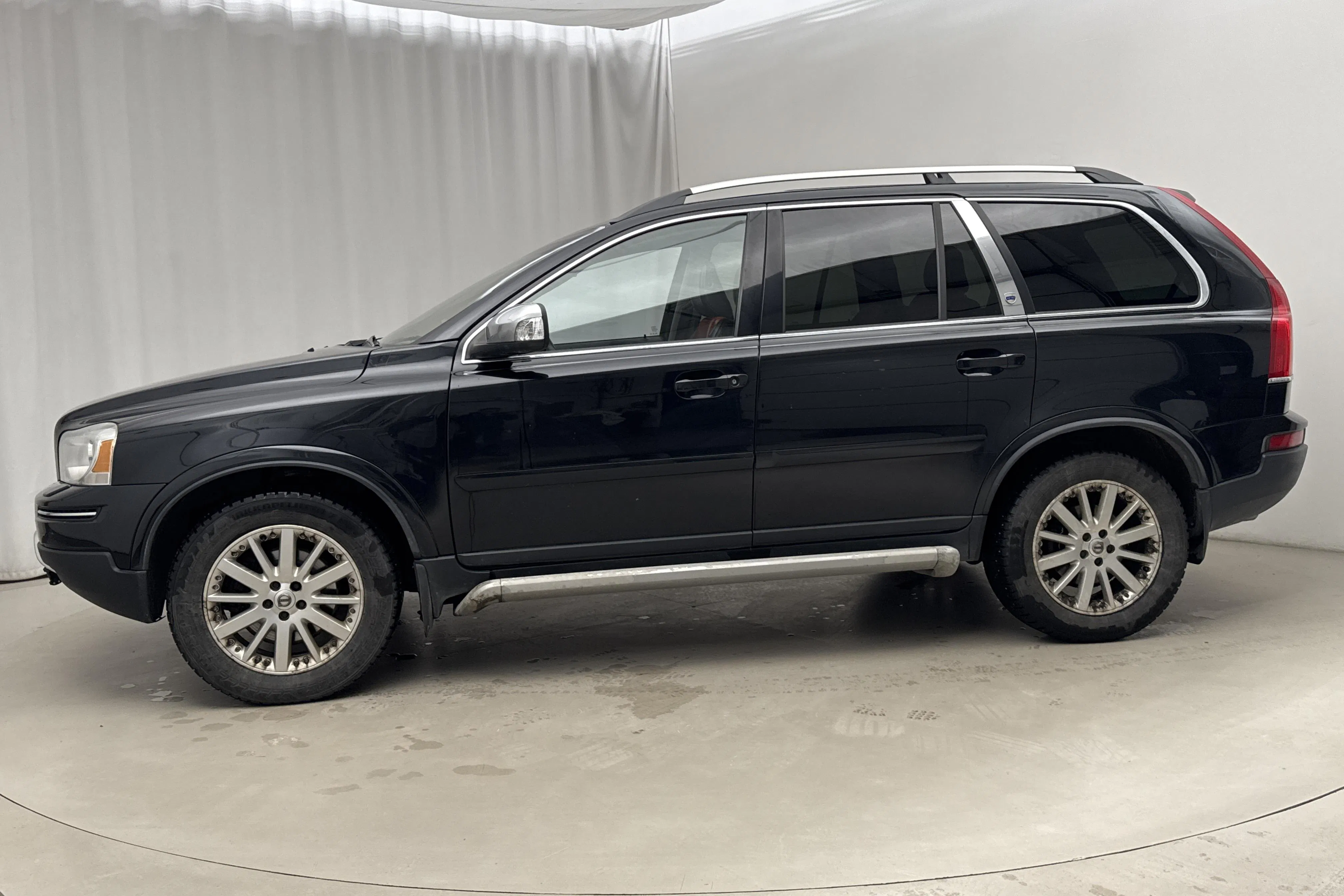 Presentationsfoto 2 av 23: Volvo XC90 D5 (185hk) - 19 841 mil - Automat - svart - 2008
