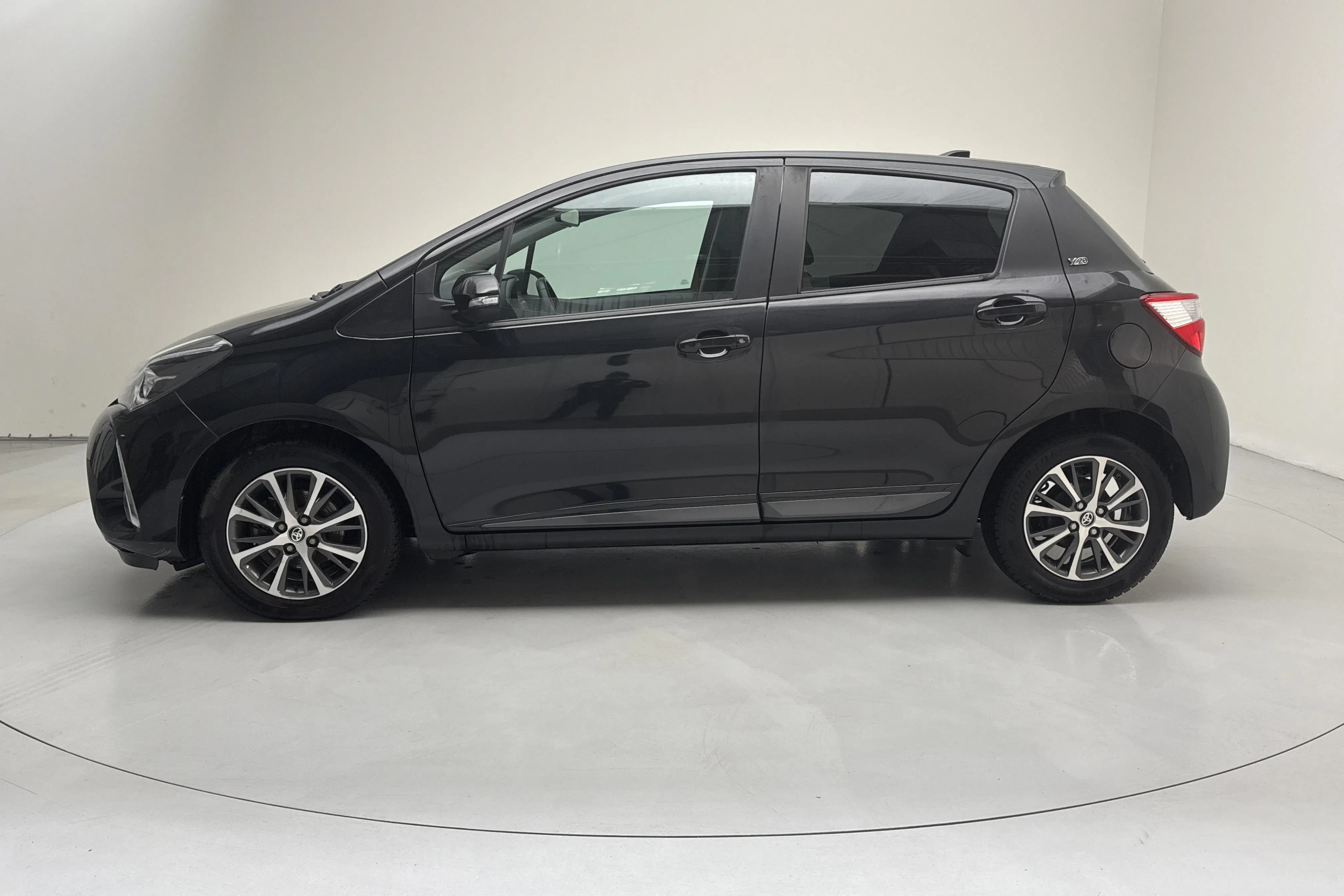 Presentationsfoto 2 av 13: Toyota Yaris 1.5 5dr (111hk) - 2 904 mil - Automat - svart - 2020