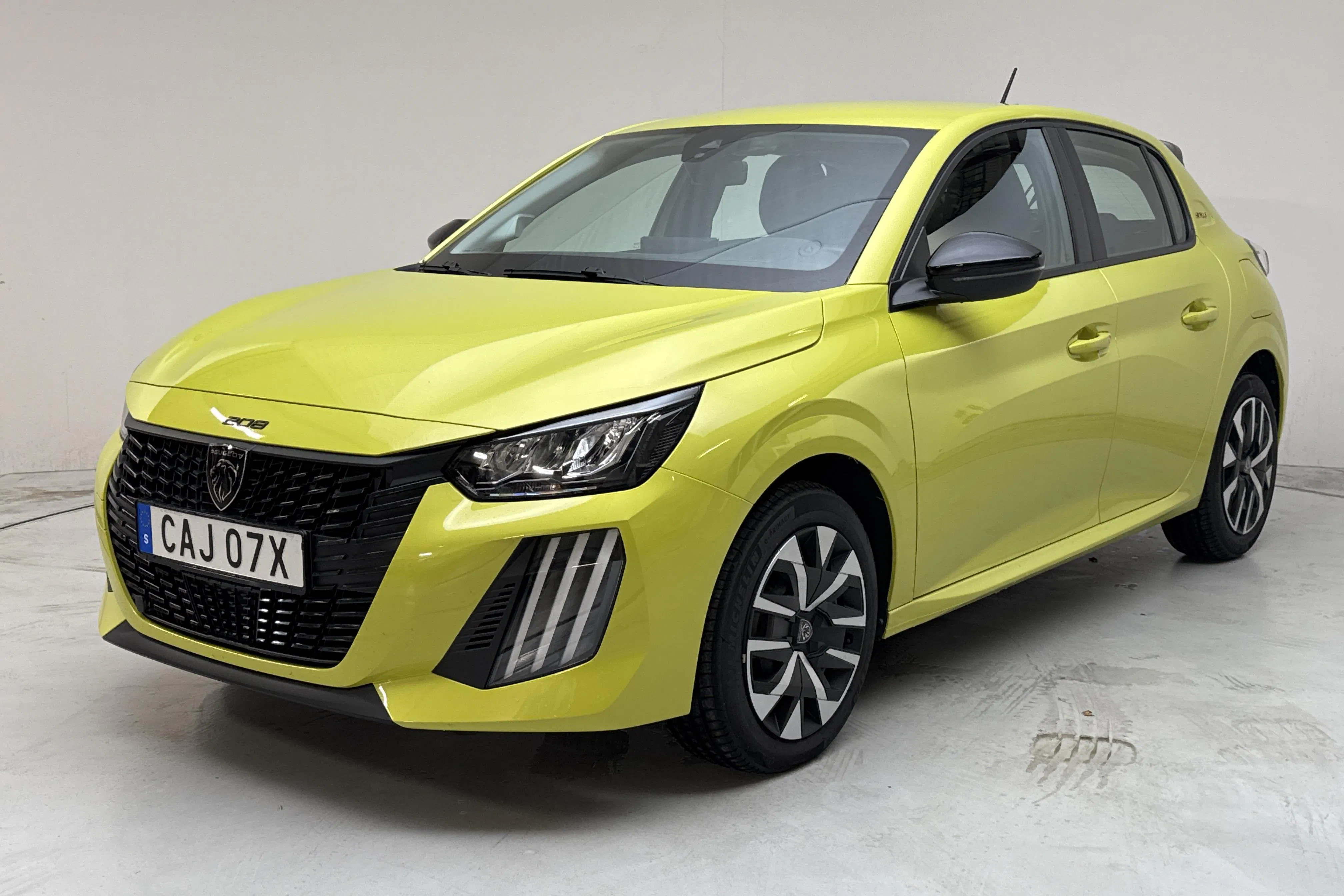 Presentationsfoto 1 av 14: Peugeot 208 1.2 Hybrid 5dr (110hk) - 721 mil - Automat - gul - 2024