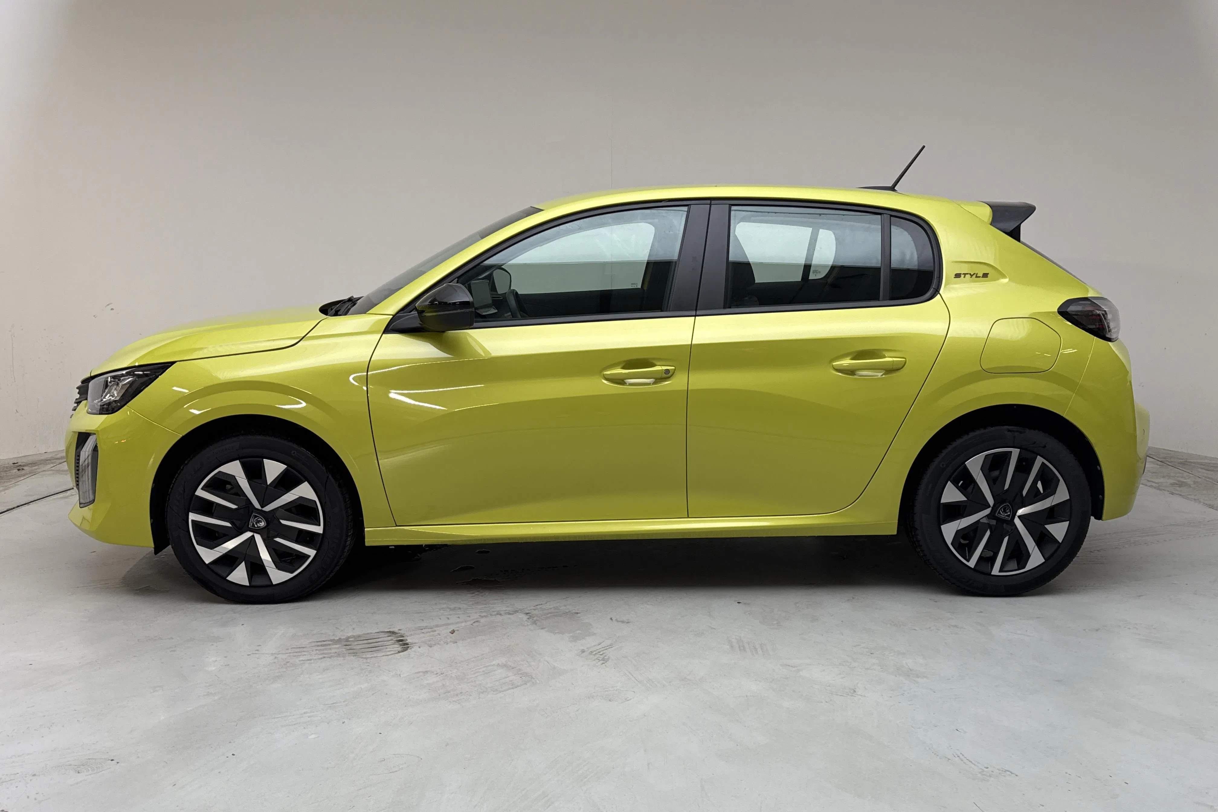 Presentationsfoto 2 av 14: Peugeot 208 1.2 Hybrid 5dr (110hk) - 721 mil - Automat - gul - 2024